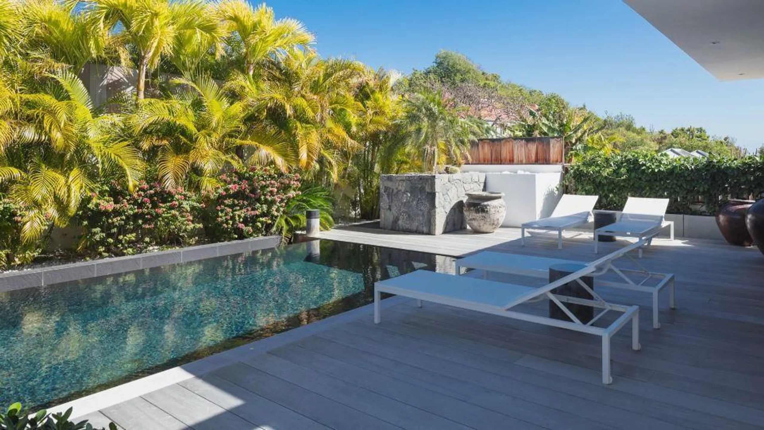 Modern & Airy Two-Bedroom Holiday Villa with Swimming Pool & Lush Surroundings — photograph 3