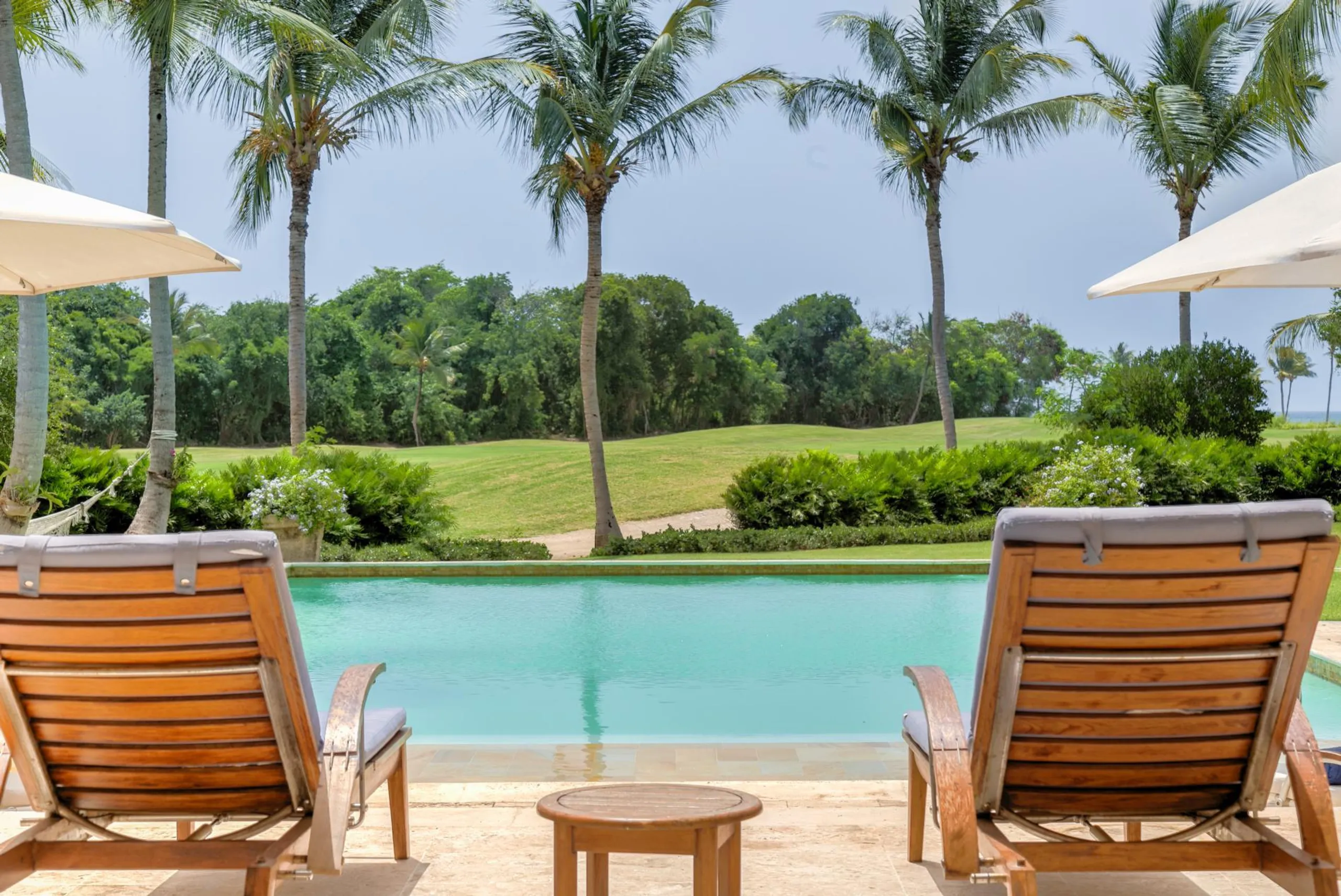 Tropical Paradise Villa in Punta Cana: 9 Bedrooms, Two Pools, and Spacious Living Areas — photograph 6