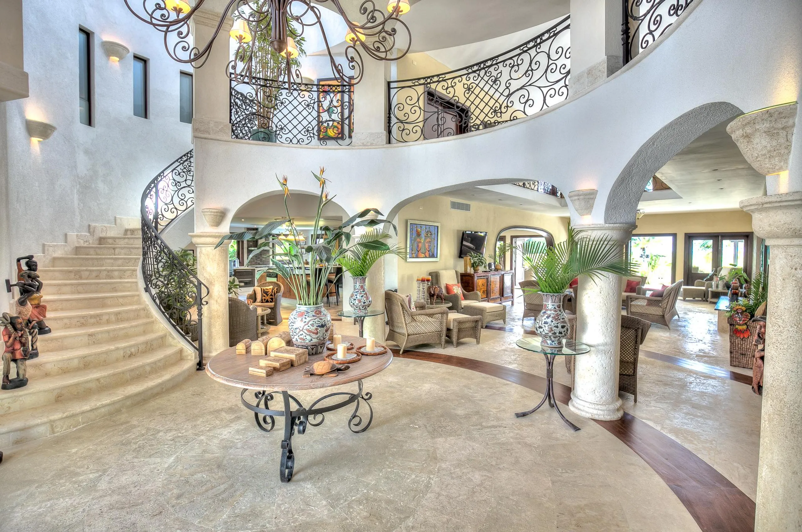 Classic Spanish Colonial Style with Private Pool and Golf Views — photograph 7