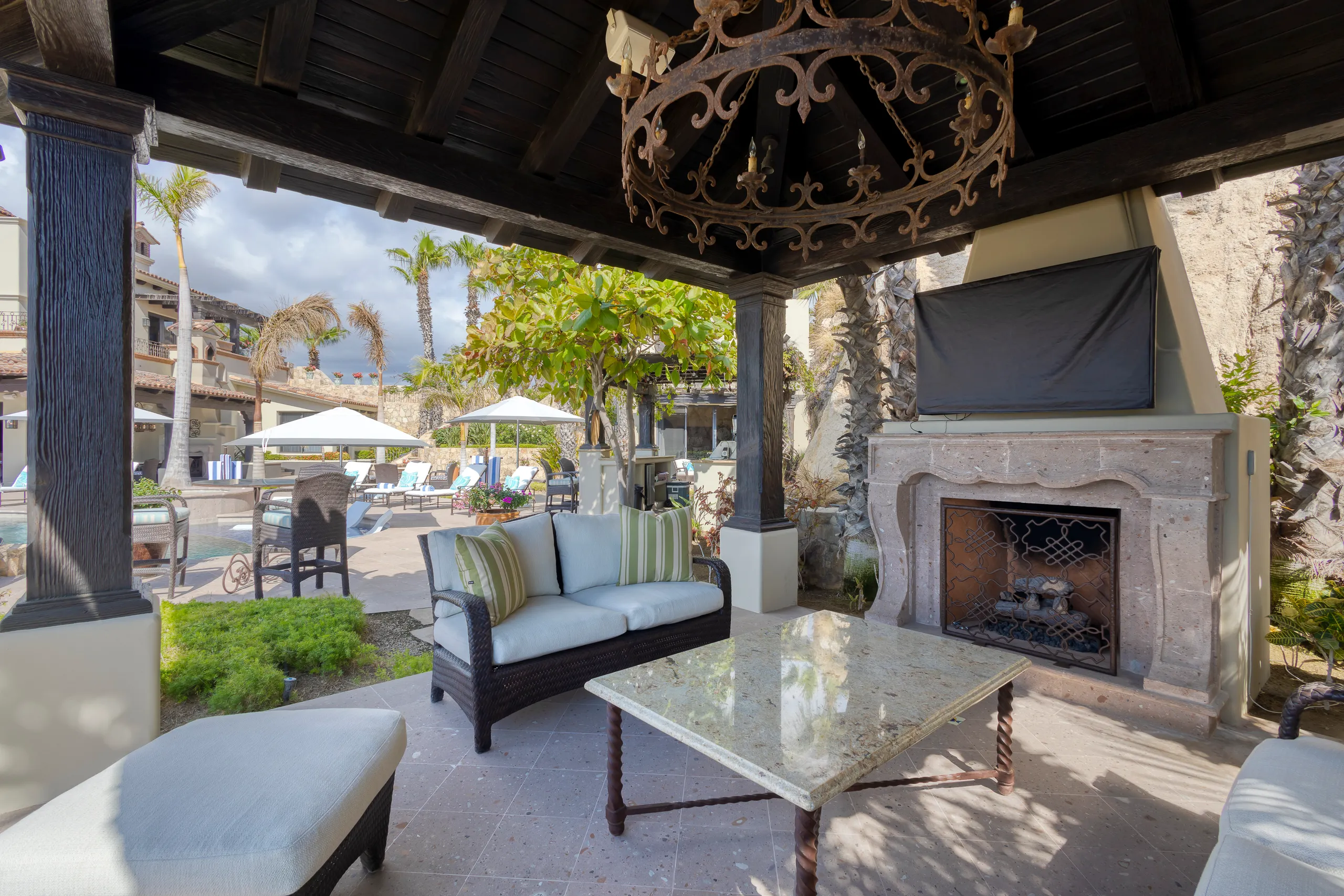 Elegantly Appointed Five Bedroom Villa with Private Infinity Pool, Jacuzzi and Panoramic Ocean Views — photograph 12