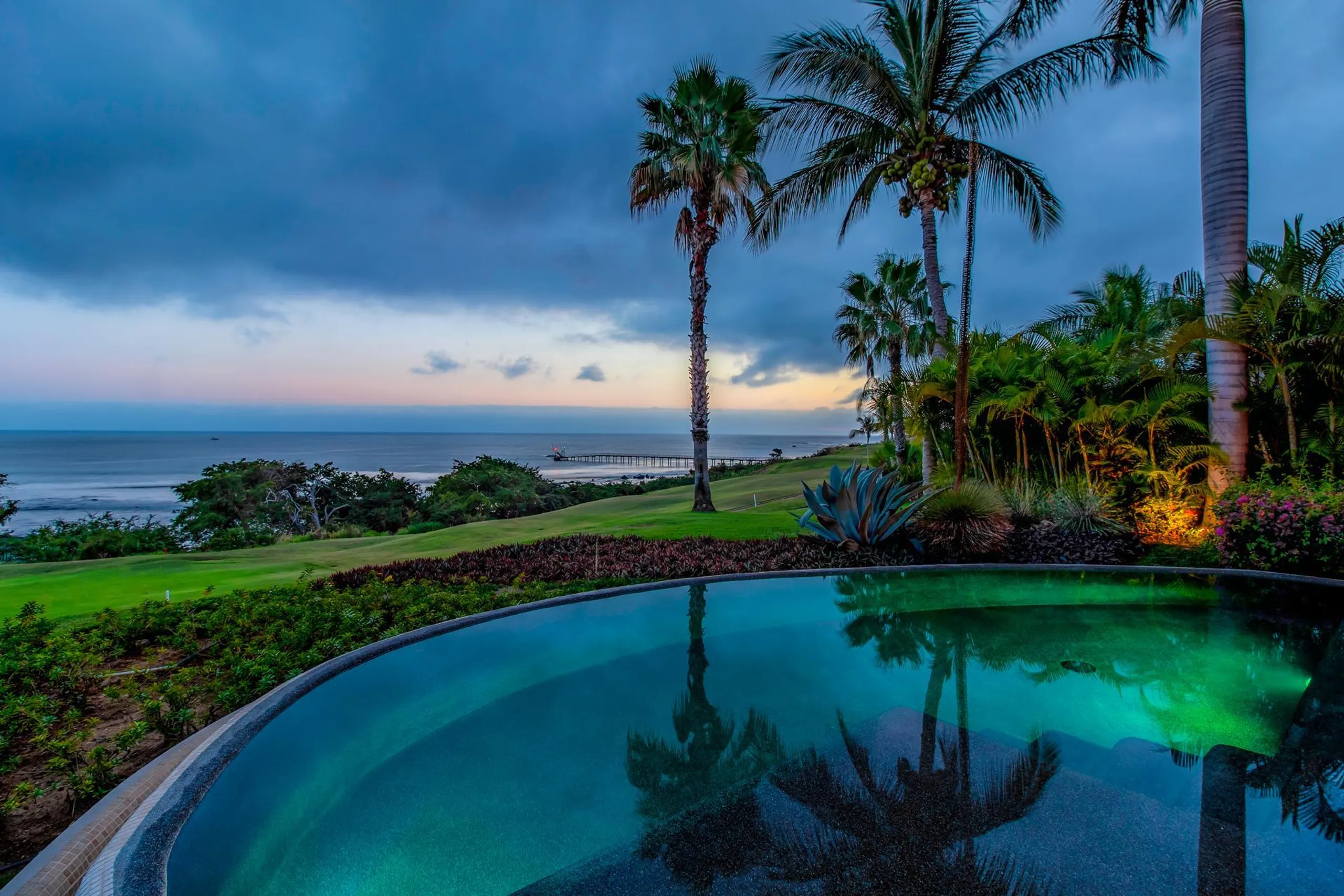 Blue Water Oasis with Infinity Pool and Spectacular Ocean Views — photograph 11