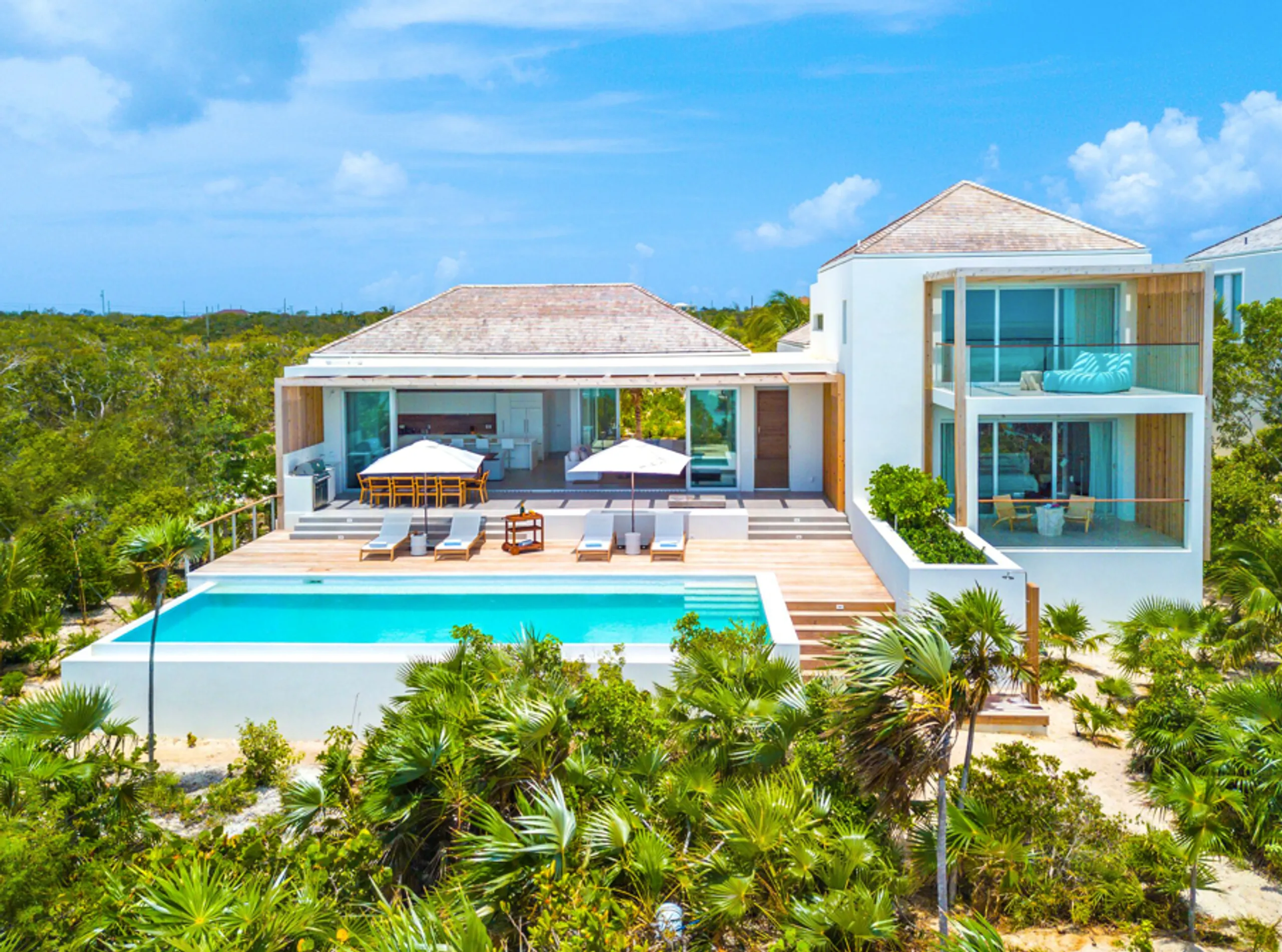 Long Bay Beach Villa with Infinity Pool and Stunning Ocean Views — photograph 3