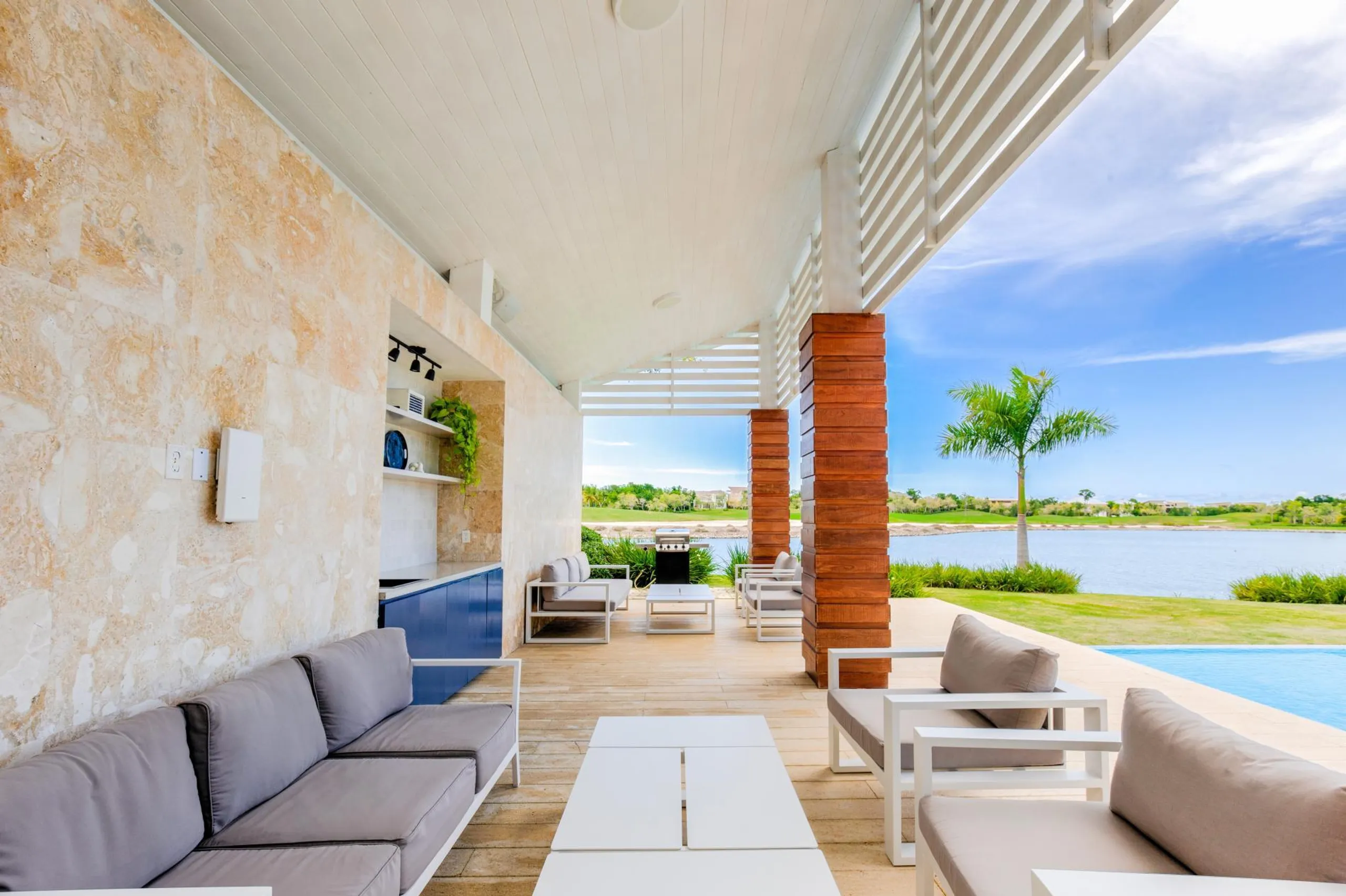 Breathtaking Lakefront Villa with Private Pool and Cinema — photograph 4