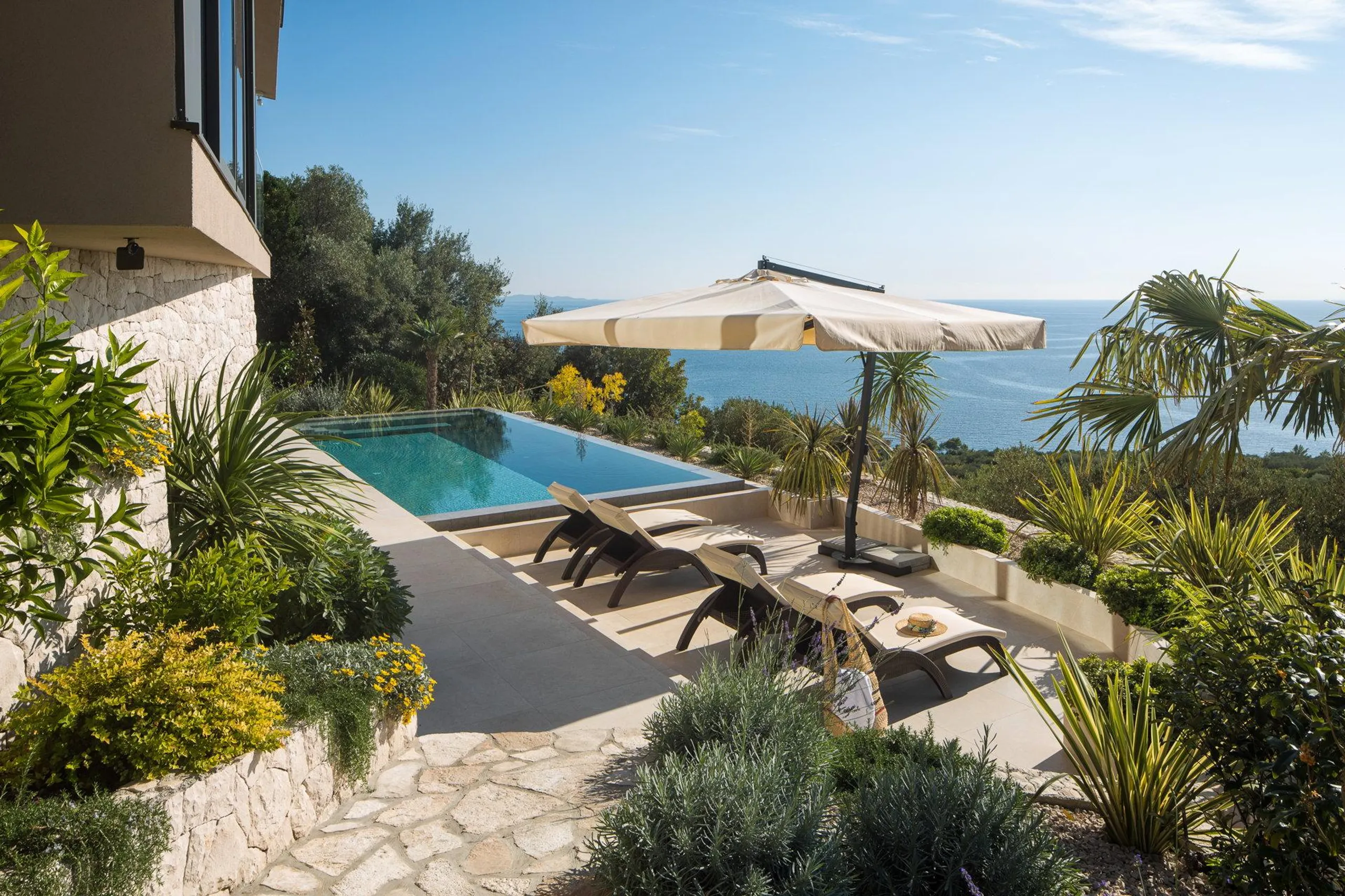 Fantastic 4Bedroom Villa with Infinity Pool and Sea Views — photograph 3