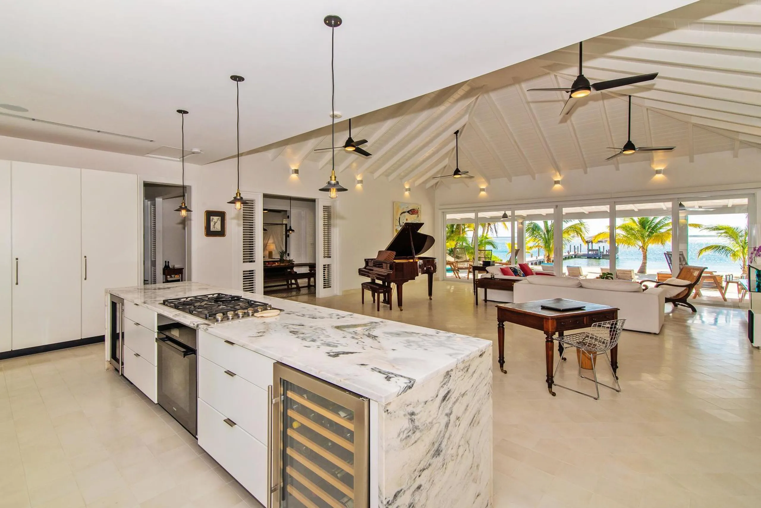 Stunning Cayman Kai Beachfront Estate with Private Pool and Ocean Views — photograph 10