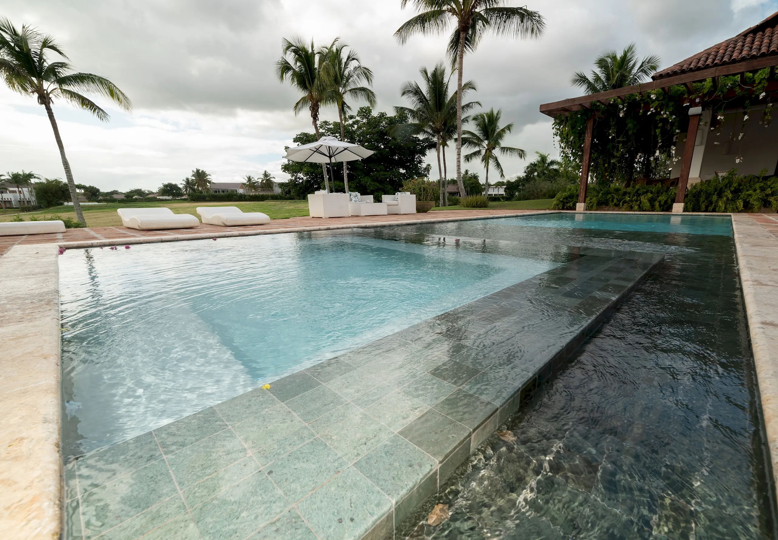 Exquisite Tropical Villa with Invigorating Pool — photograph 2