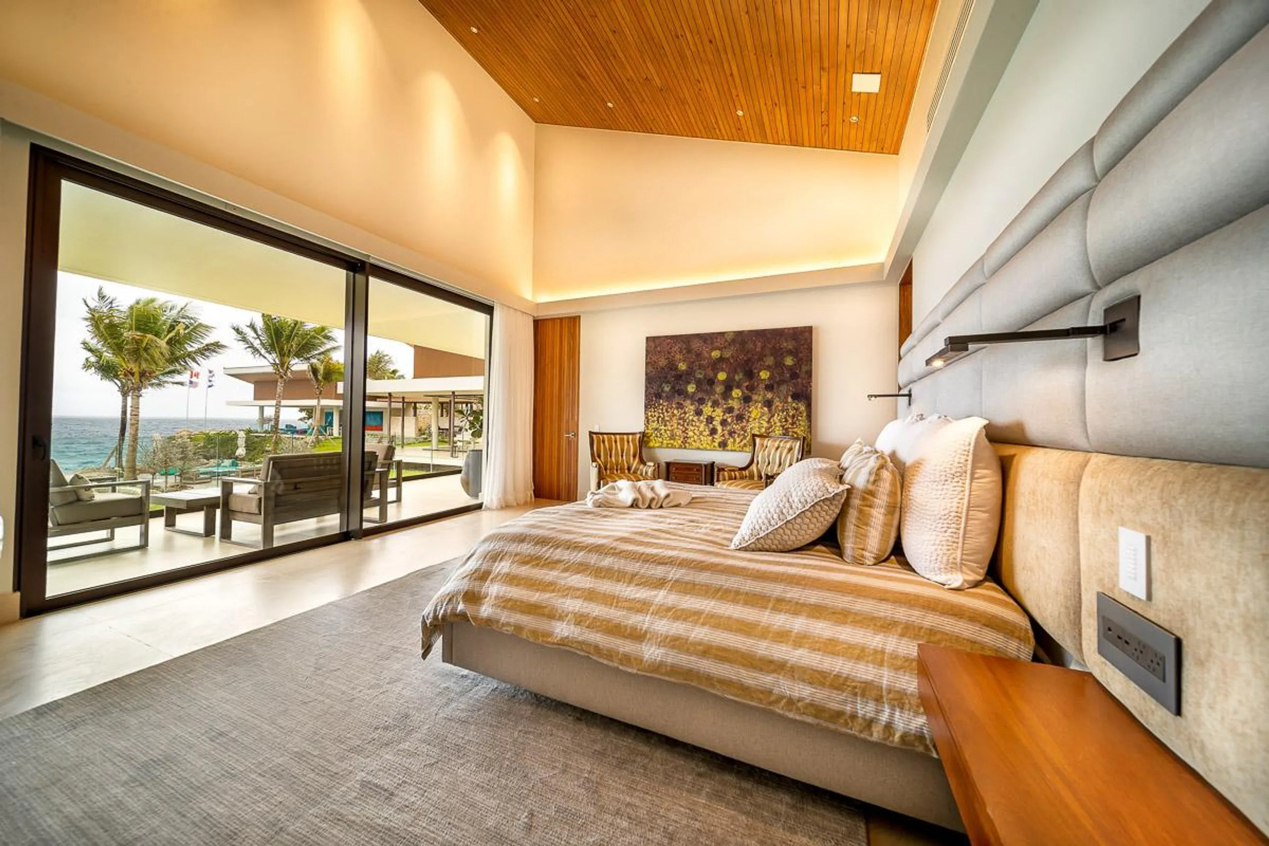 Glamorous Seaside Estate with Infinity Pool and Walks to Beach — photograph 11