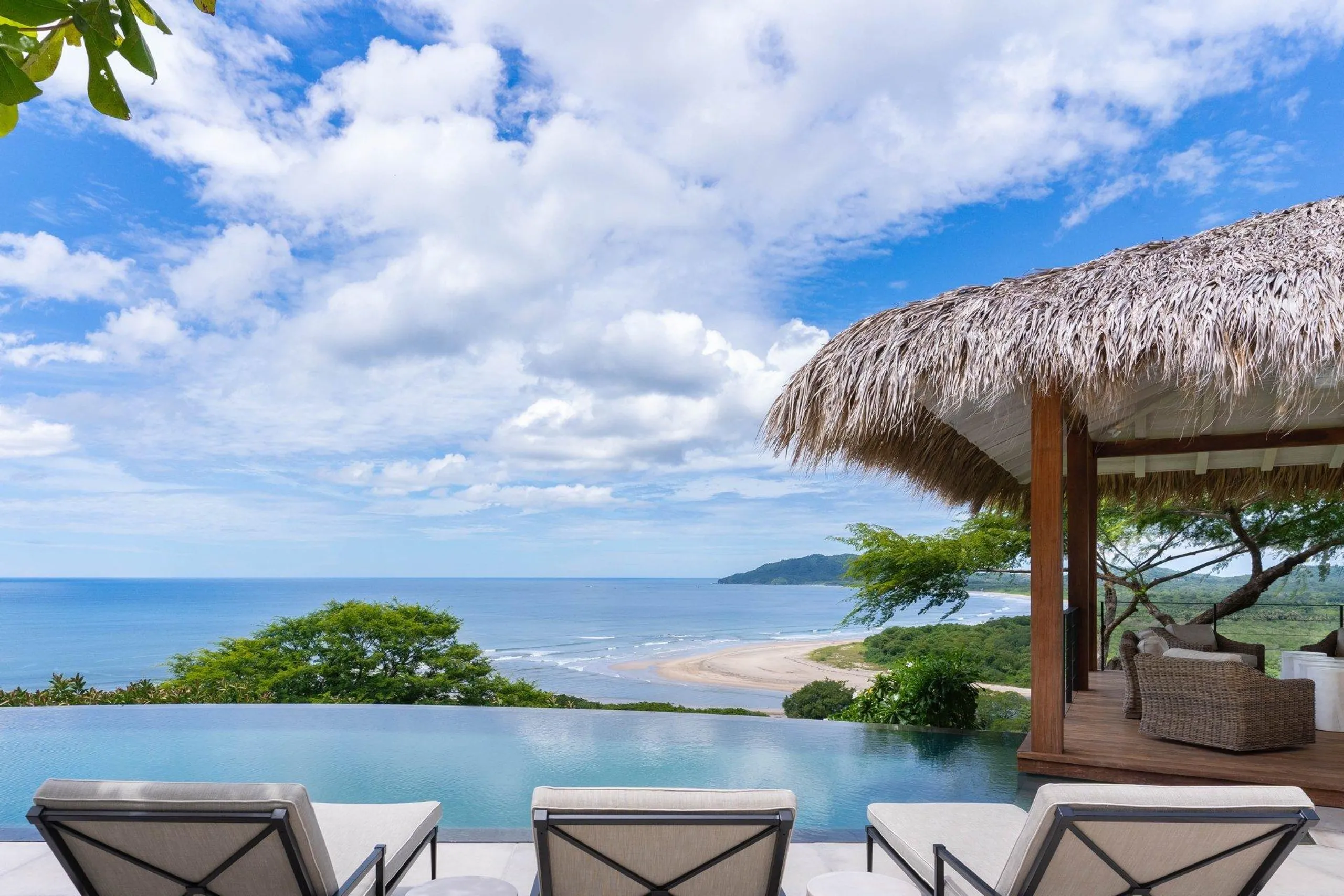 Expansive Estate with Dual Pools and Stunning Ocean Views — photograph 6