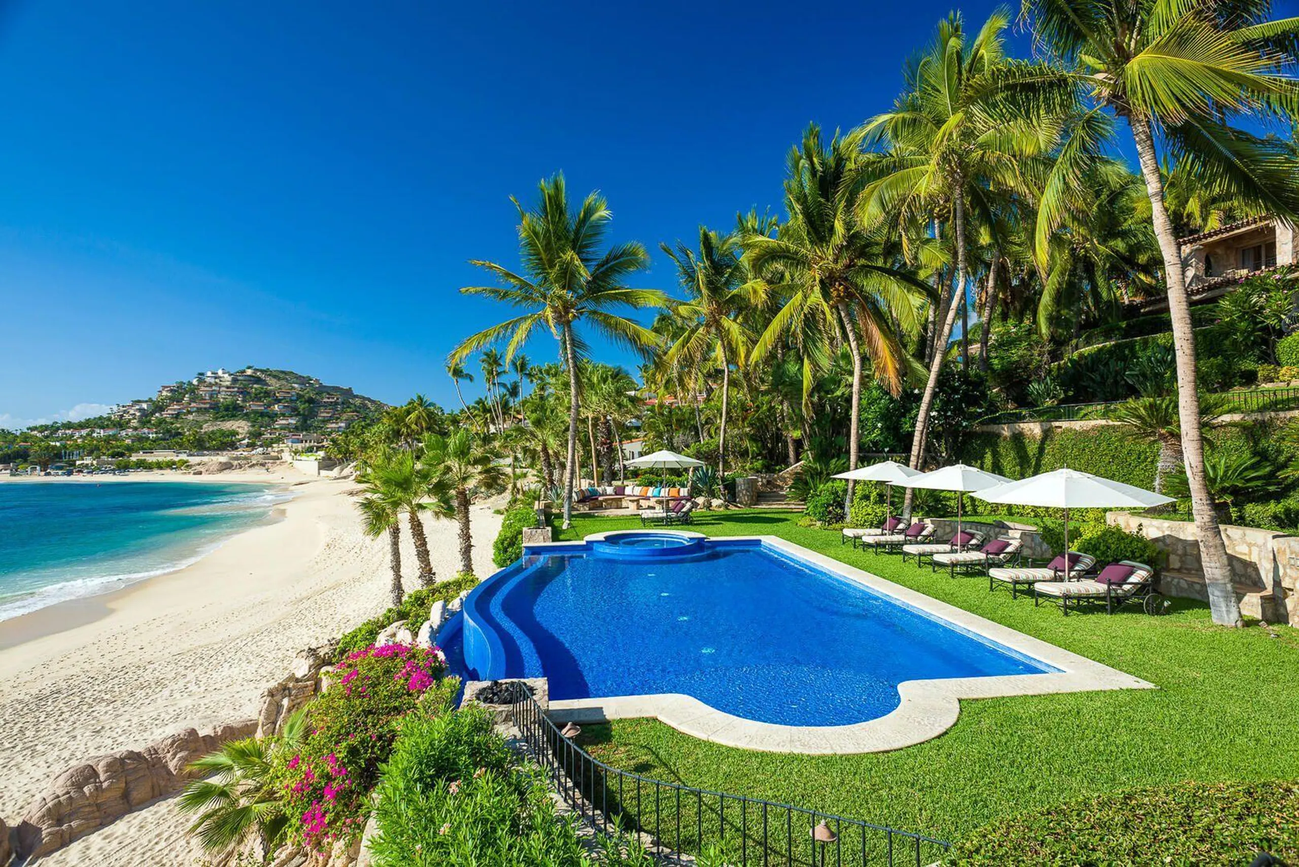 Beautiful Luxury Beachfront Grand Compound with Large Pool — photograph 4