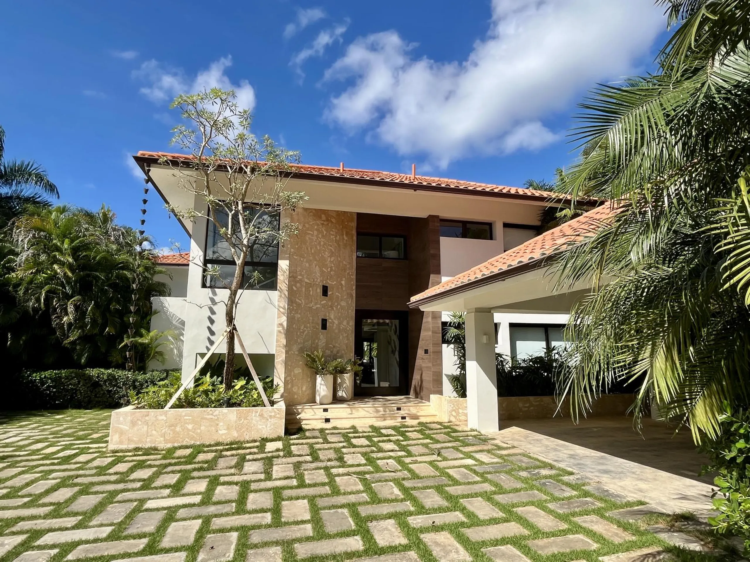 Sophisticated 4BR Villa with Expansive Garden Pool Terrace and Palapa — photograph 5