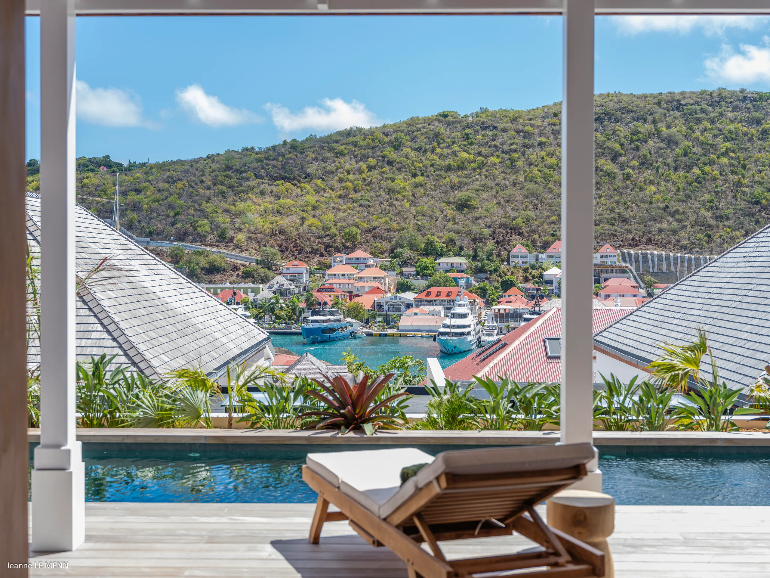 Modern Harbor-View Villa with Terrace, Pool & Airy Living Spaces — photograph 3