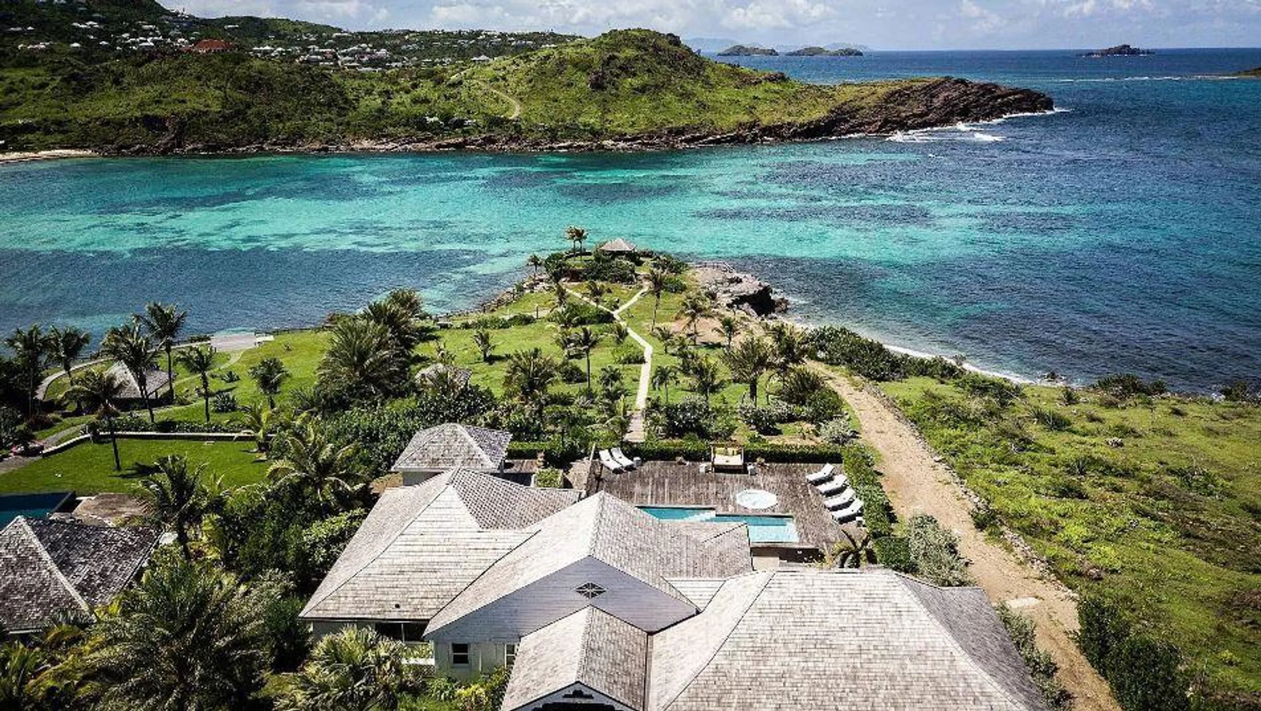 Majestic Seaside Villa with Private Pool and Hot Tub — photograph 2