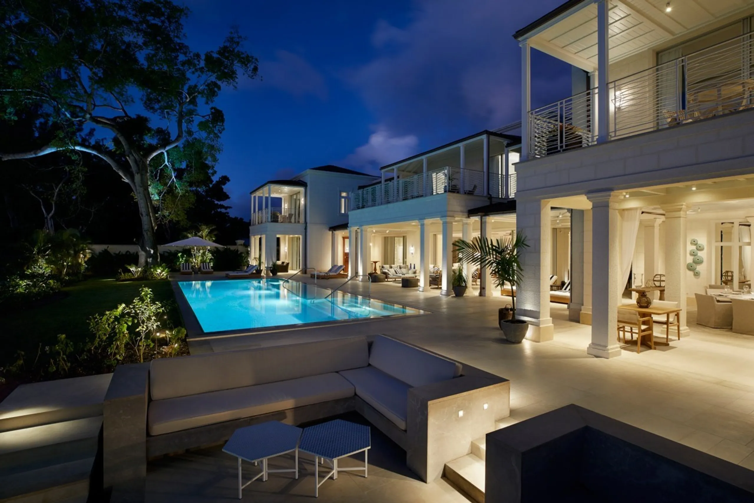 Sophisticated Contemporary Villa with Private Pool and Beach Views — photograph 3