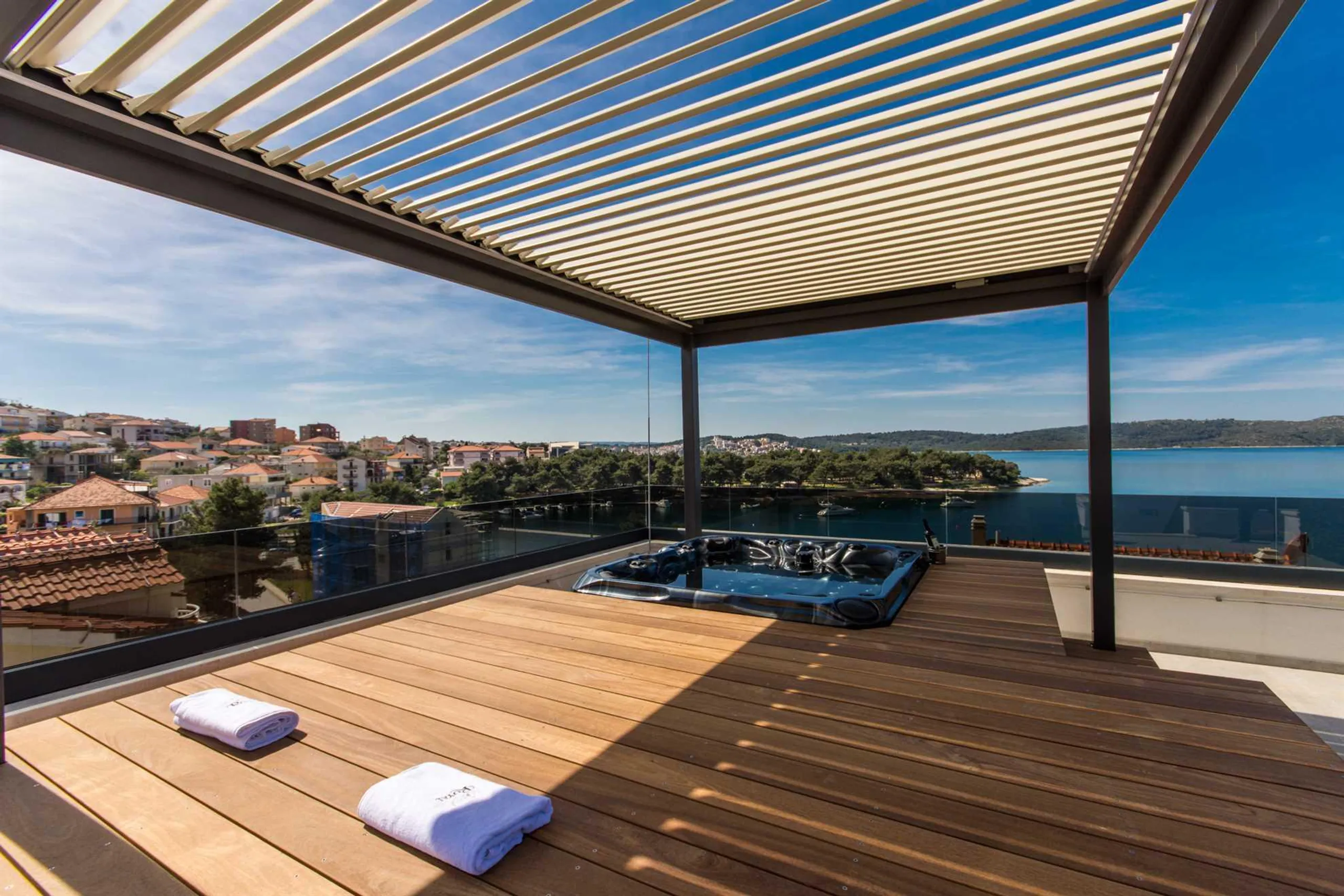 Spacious Villa with Rooftop Terrace and Jacuzzi in Trogir — photograph 3