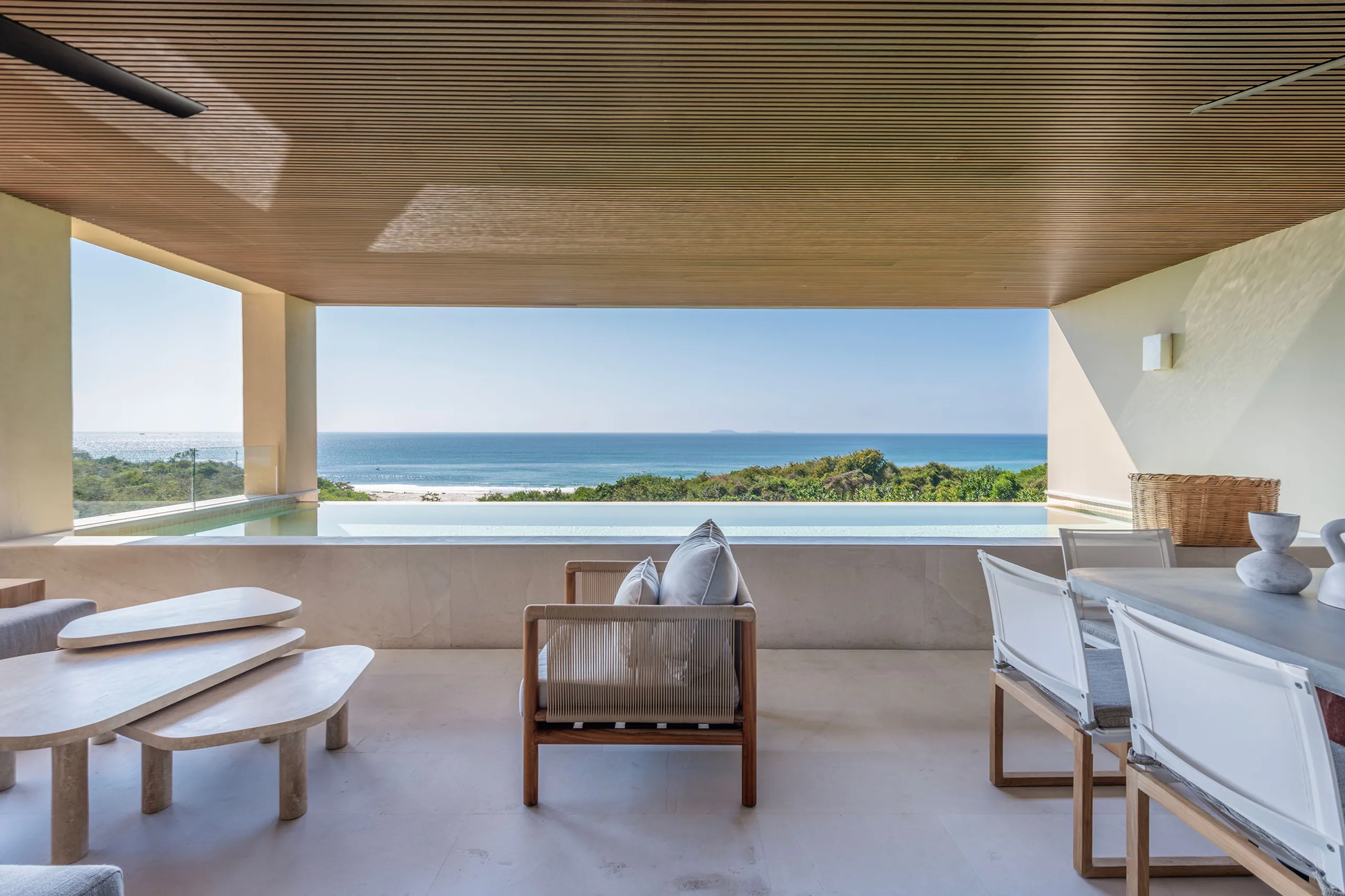 Opulent 4 Bedroom Condo with Infinity Pool and Ocean Views — photograph 5