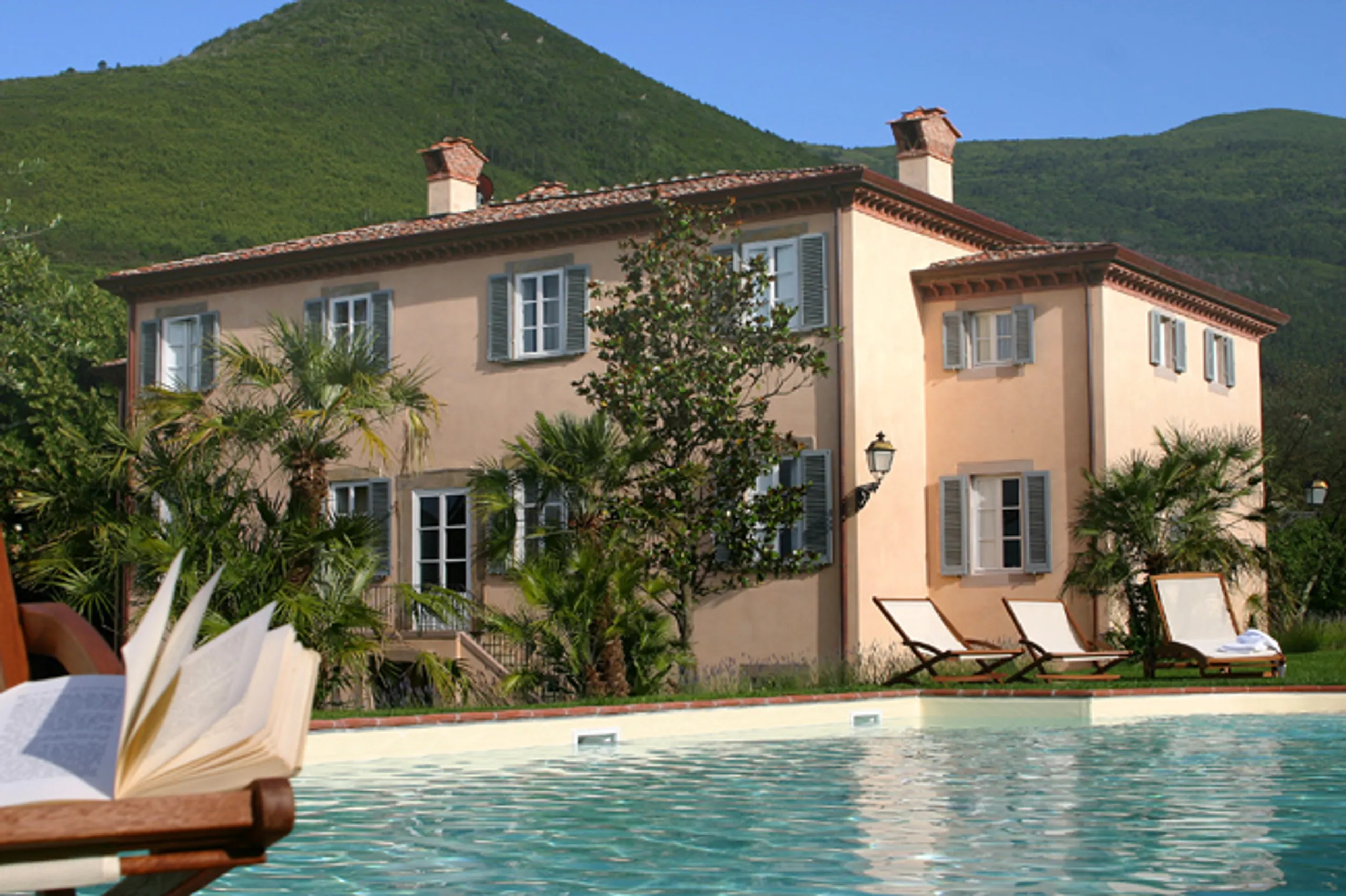Regal 17th-Century Haven with Romanesque-Style Swimming Pool and Gardens — photograph 4