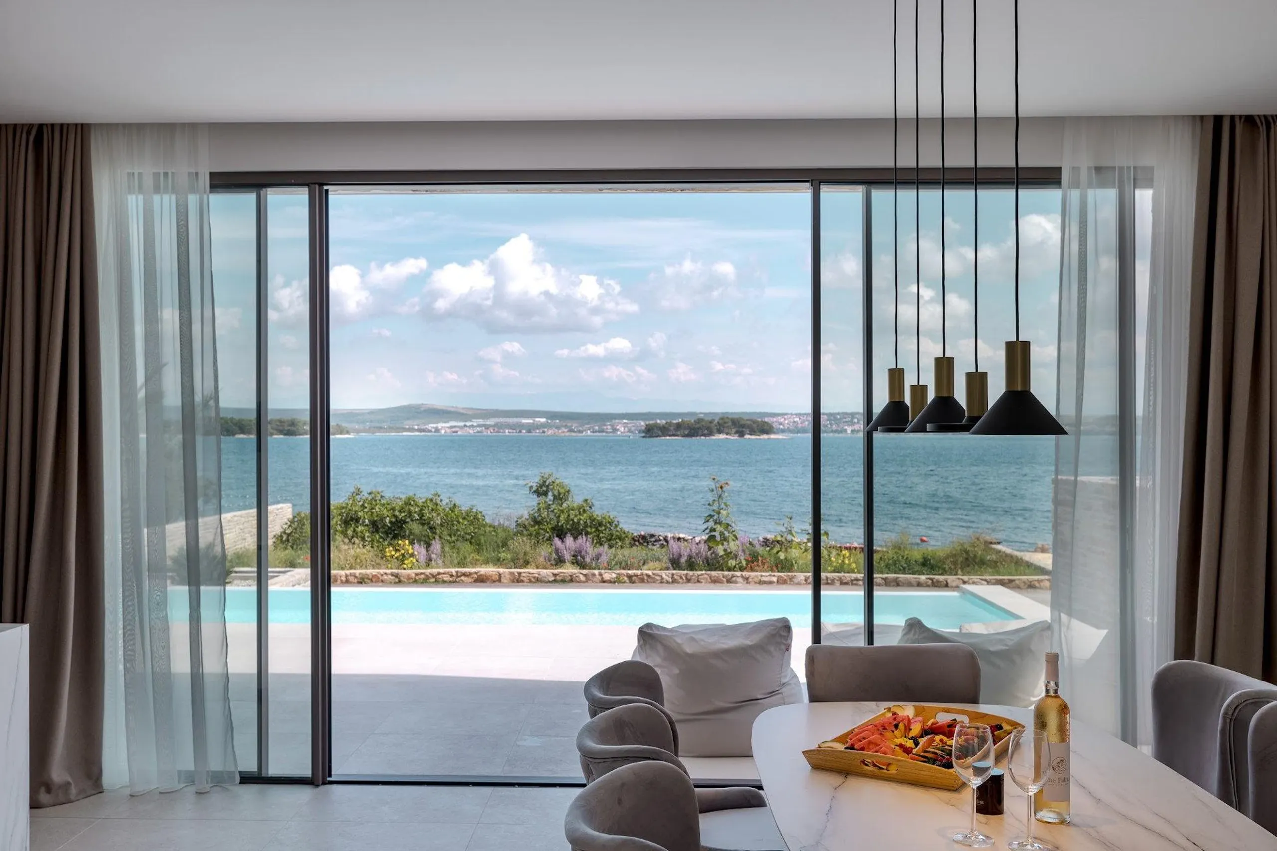 Plush and Inviting Villa with Private Pool and Sea Views — photograph 10