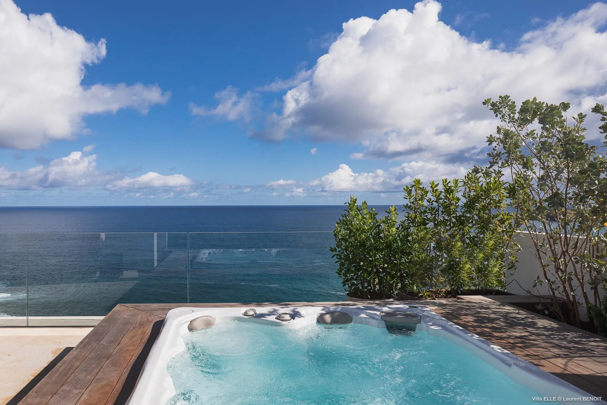 Oceanfront Paradise Estate with Private Pool and Jacuzzi — photograph 2