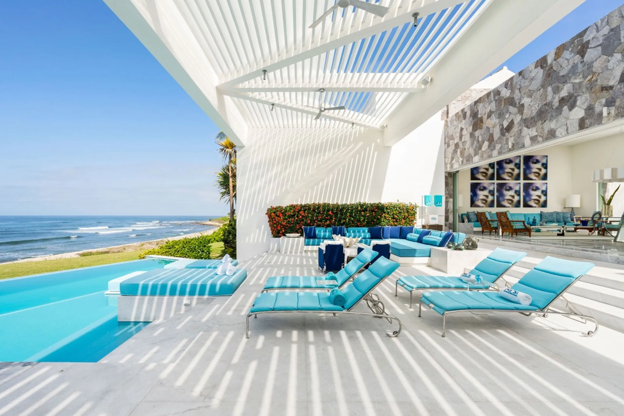 Breathtakingly Beautiful Oceanfront Villa with Infinity Pool, Firepit & Ocean Views — photograph 2