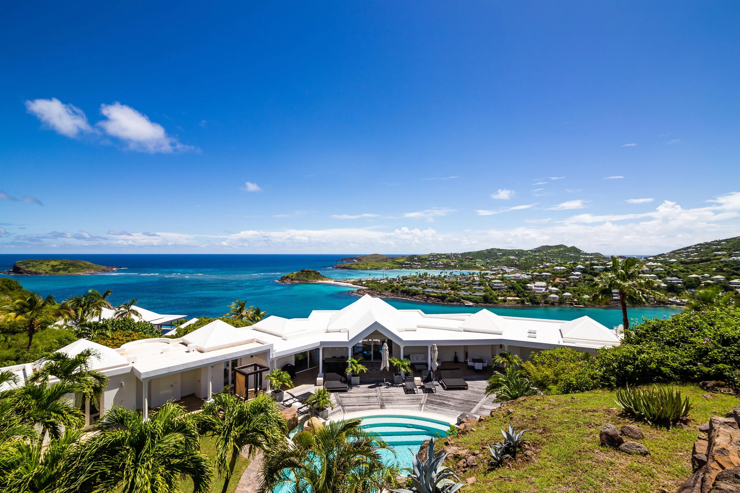 Magnificent Paradise Estate with Private Pool and Walks to Beach — photograph 3