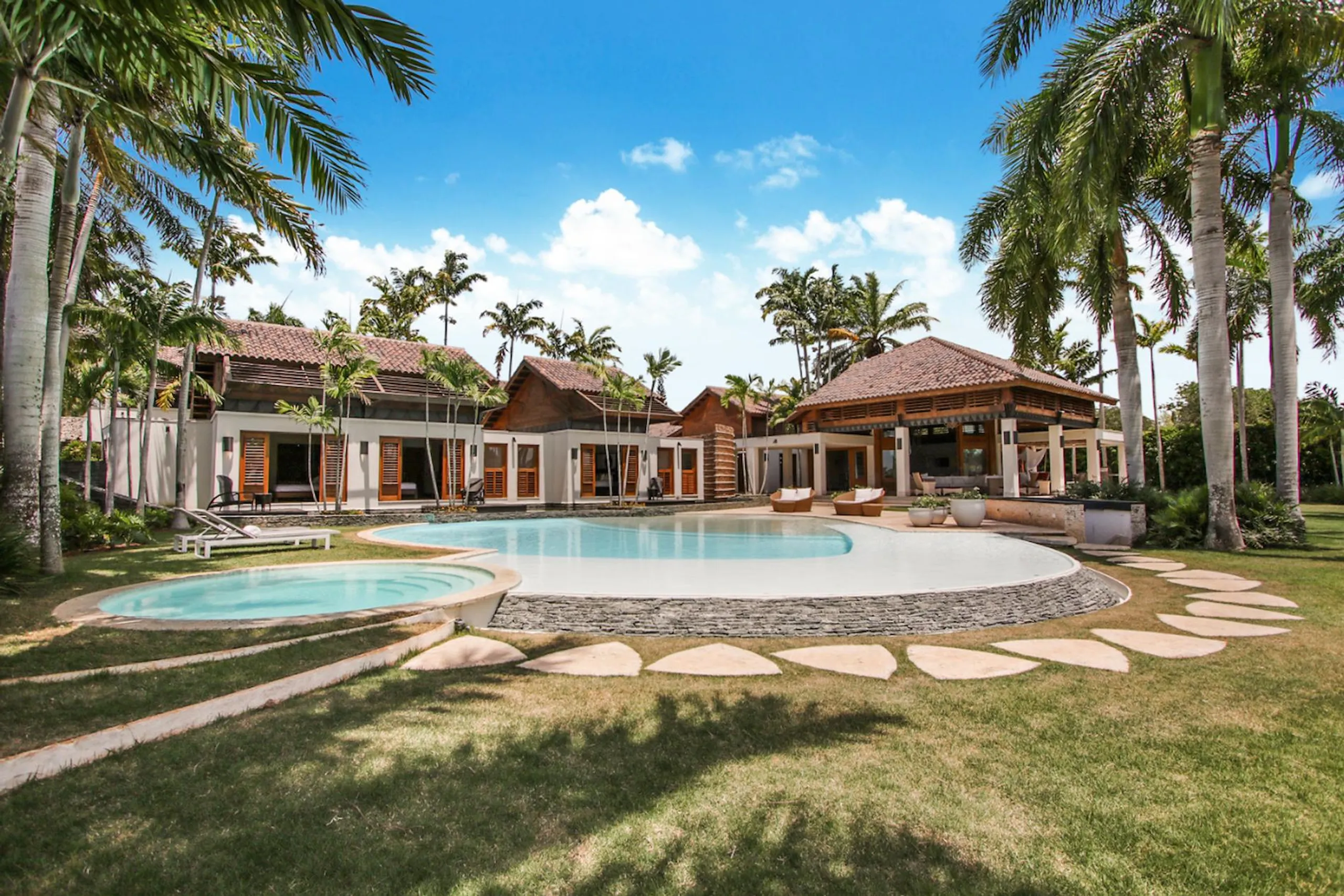 Radiant Spacious Retreat with Infinity Pool, Jacuzzi and Caribbean Sea Views, La Romana