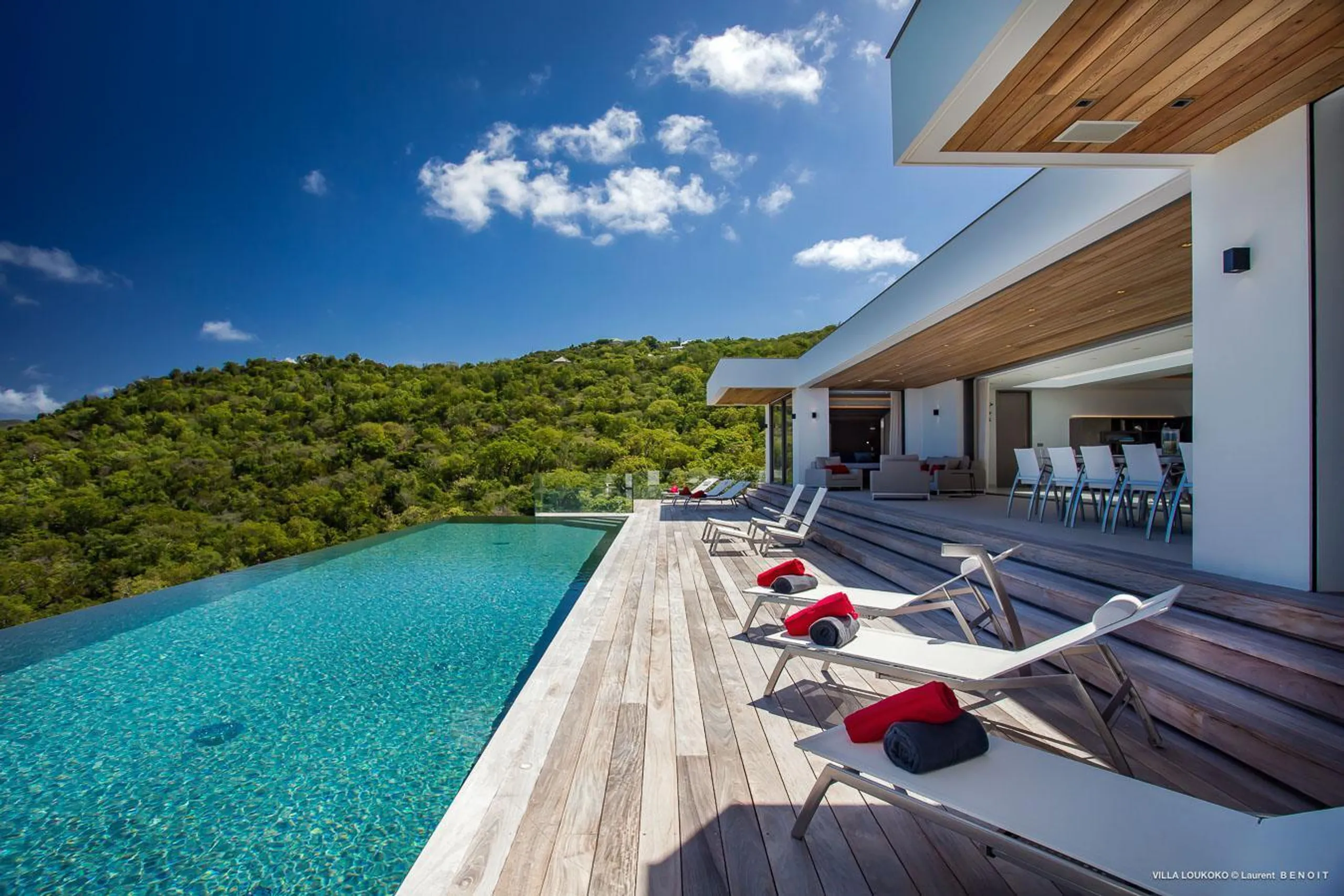 Splendorous Luxury Villa with Pool and Incredible Ocean Views — photograph 2