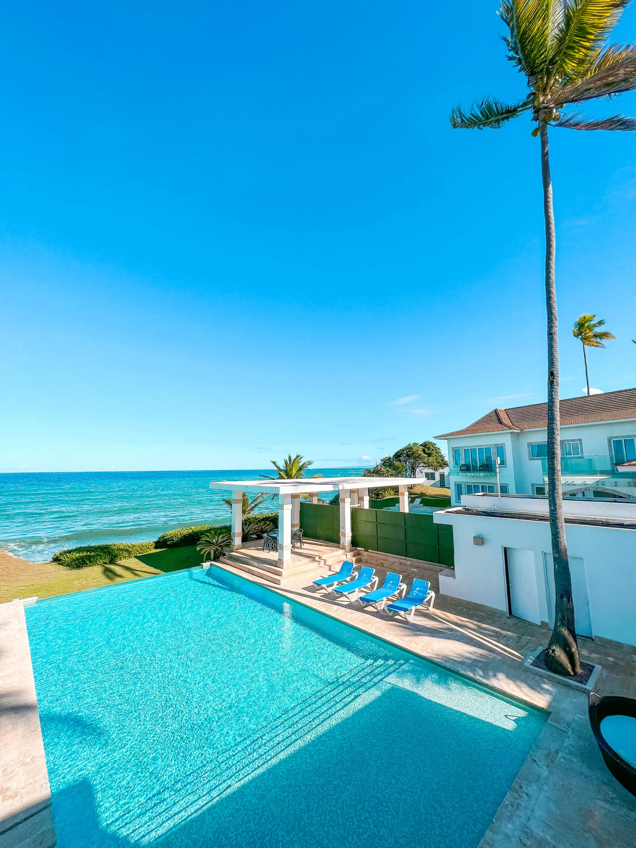 Splendid Tropical Villa with Infinity Pool, Jacuzzi and Stunning Ocean Views — photograph 2