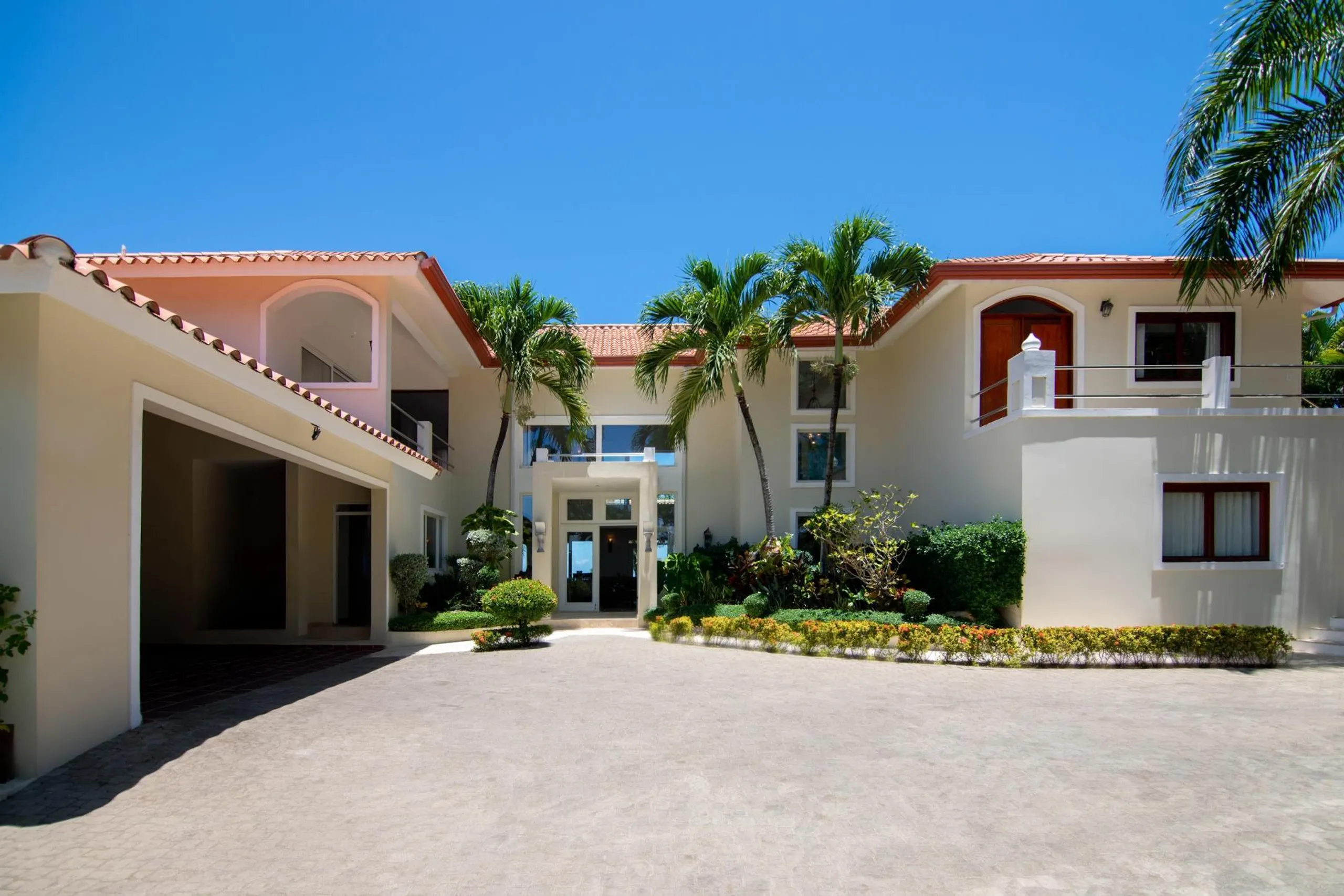 Deluxe Puerto Plata Estate with Walks to Beach — photograph 2