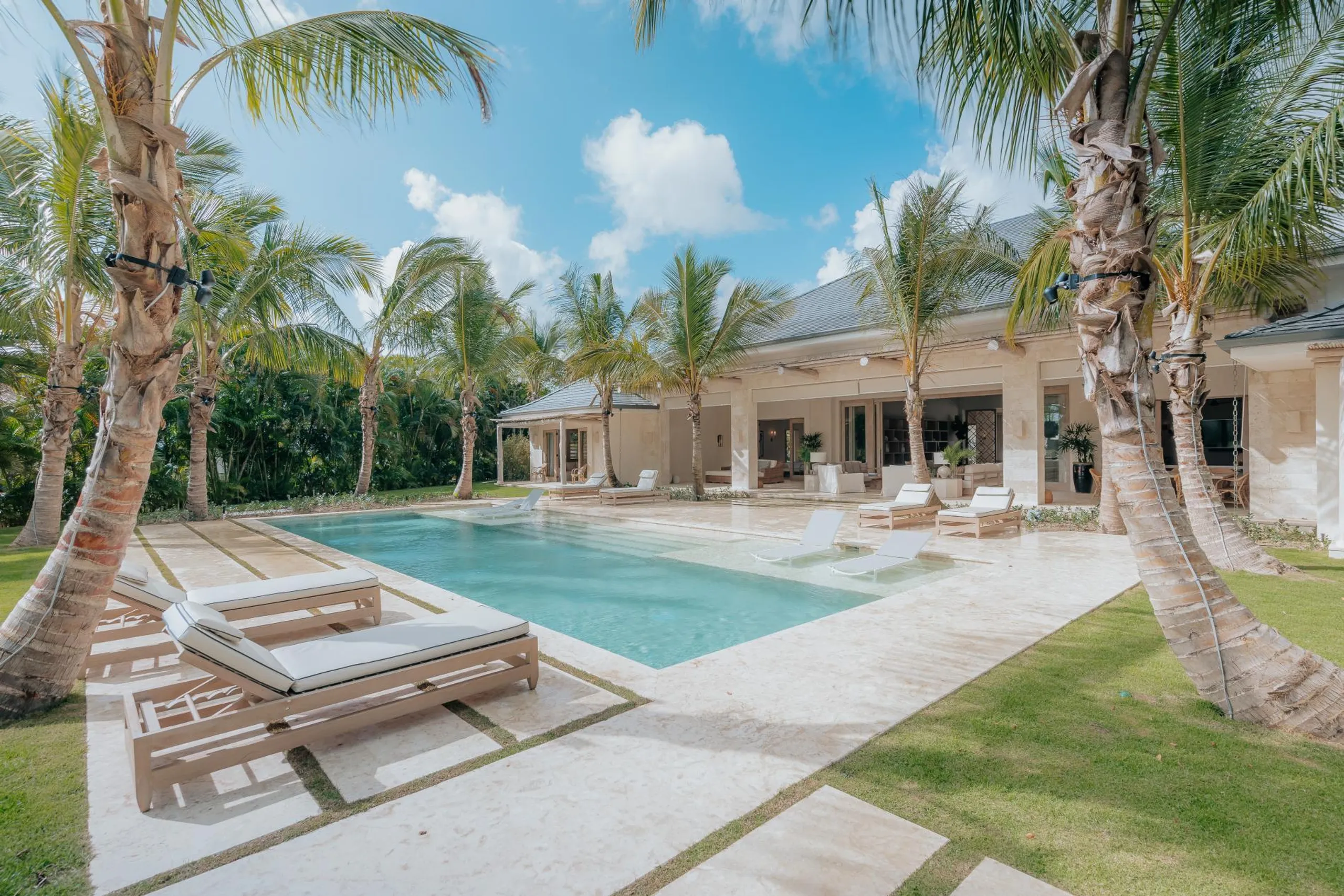 Newly Built Villa with Caribbean Flair, Private Pool, Garden and Golf Course Views, Punta Cana