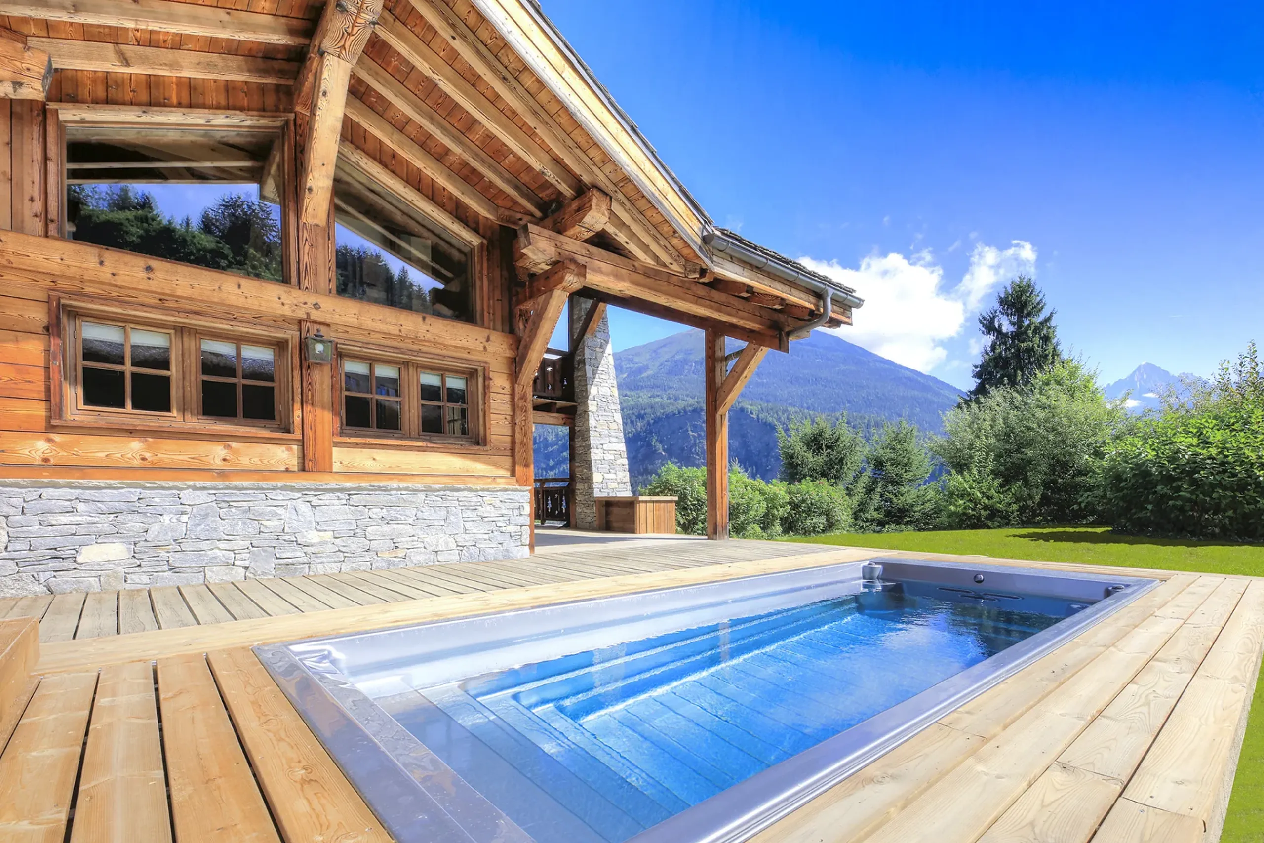 Ultimate Ski Chalet with Open-Plan Living, Sauna & Mountain Views — photograph 2
