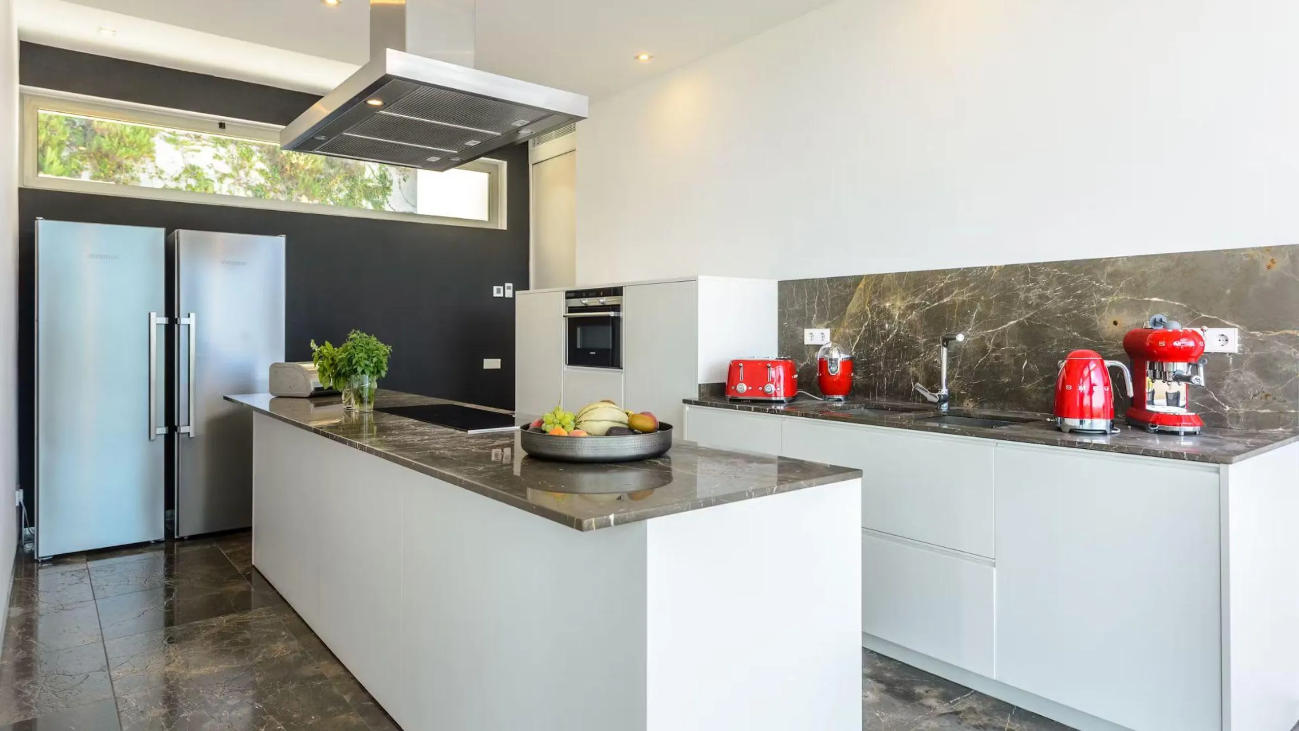 Sophisticated Modern Villa with Private Pool, and Panoramic Views — photograph 12