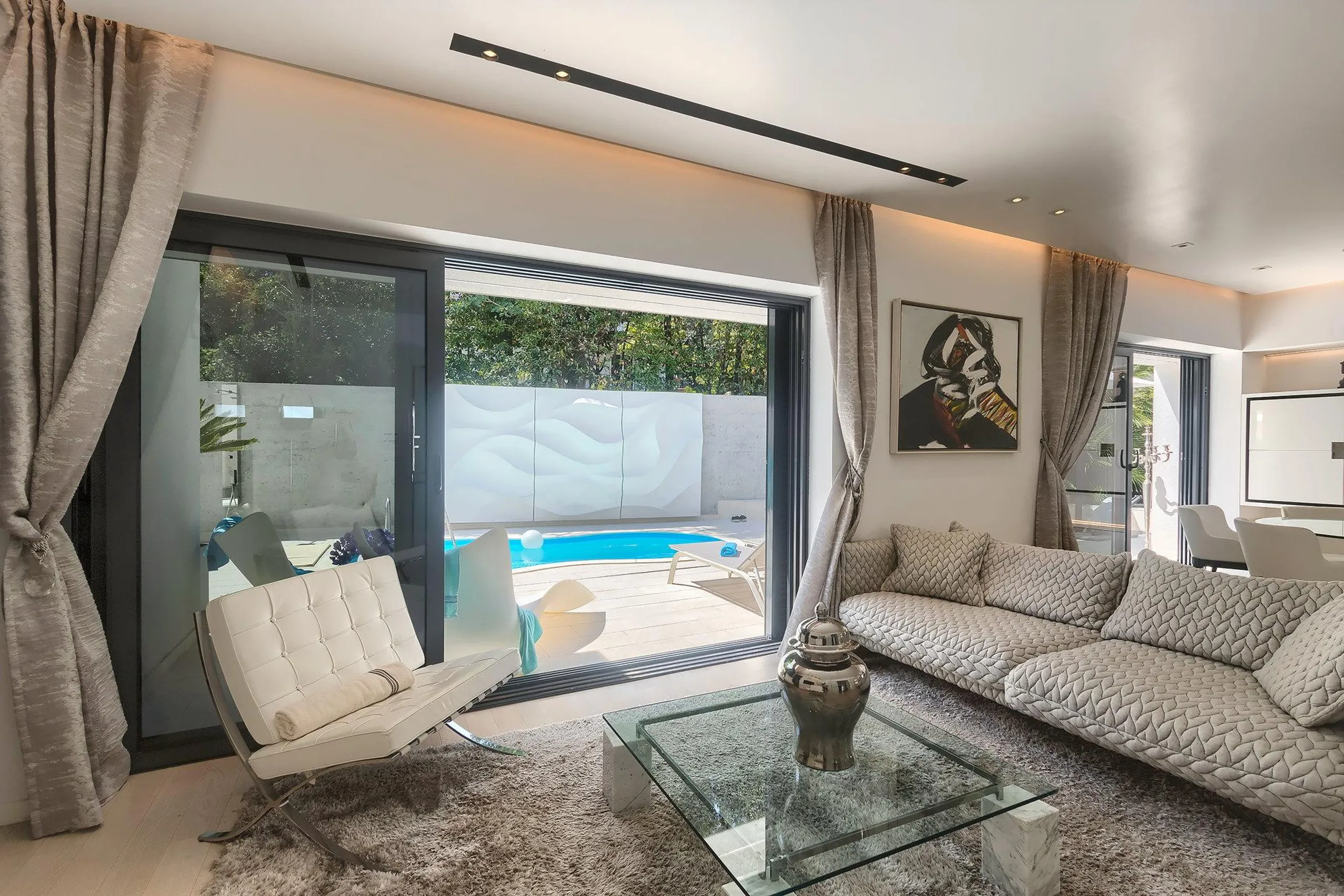 Glorious Contemporary Haven with 4-BR Villa and Tantalizing Heated Infinity Pool — photograph 12