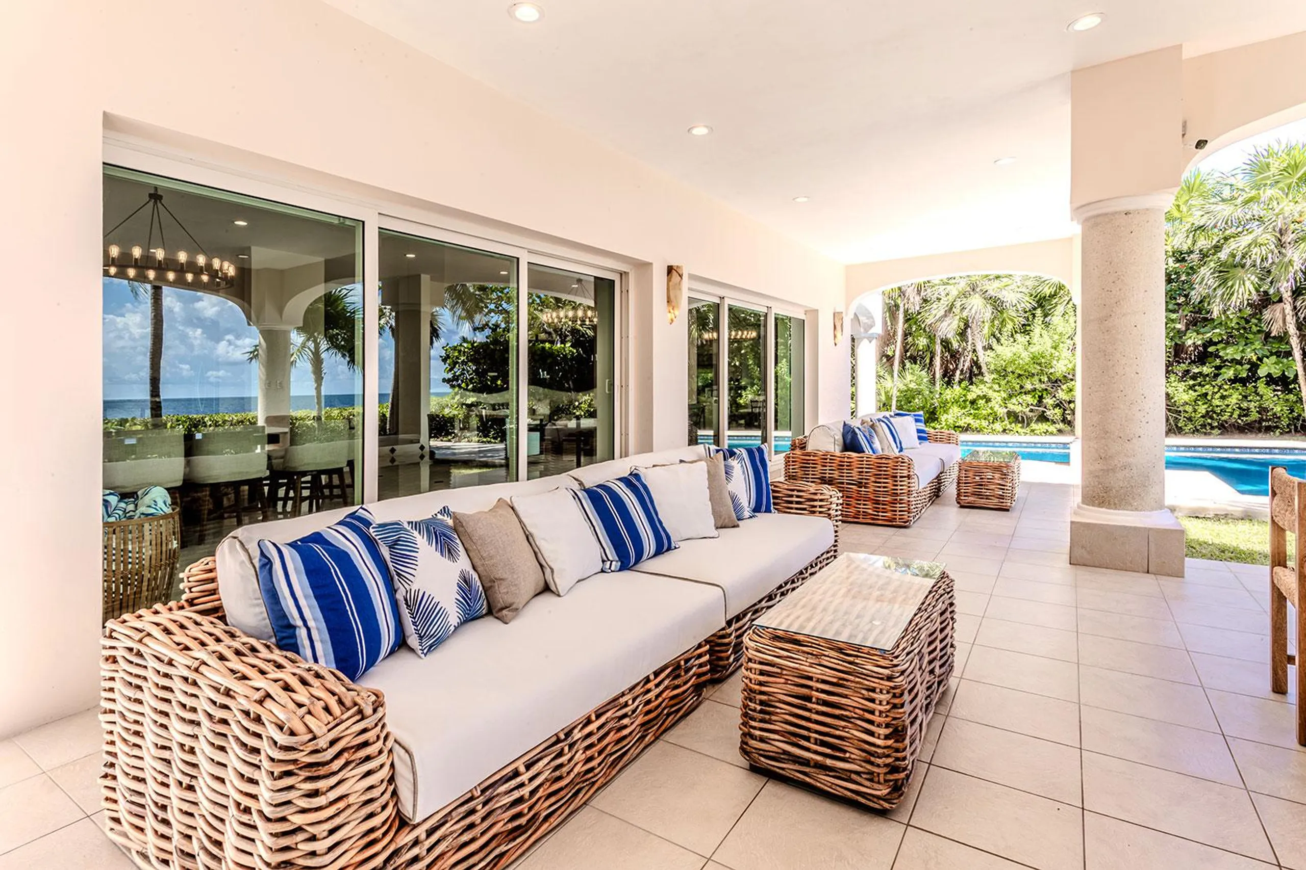 Rustic-Chic Oceanfront Villa with Pool Tables, Jacuzzi, and Direct Beach Access — photograph 9
