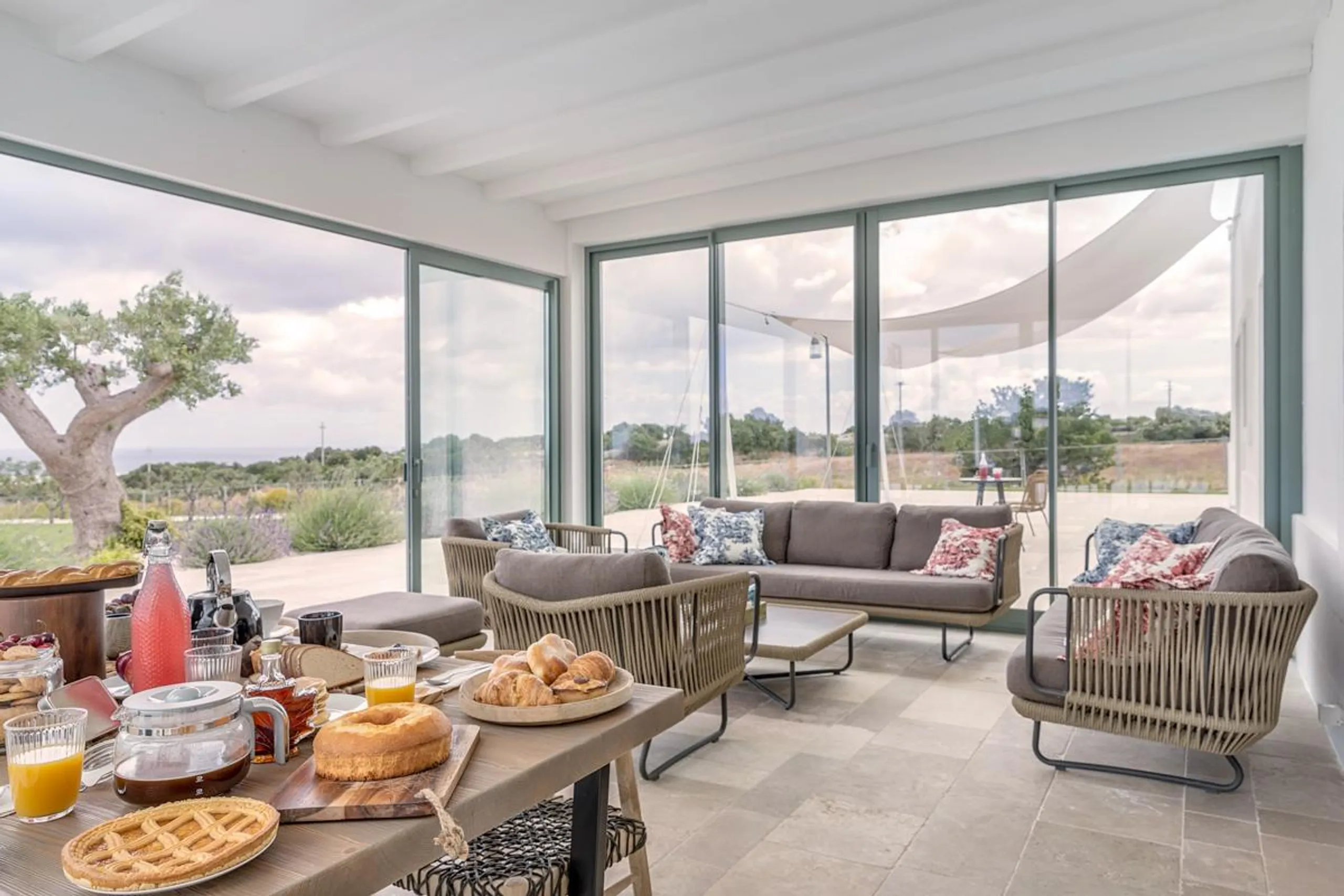 Spectacular Contemporary Villa with Private Pool and Garden Views — photograph 12