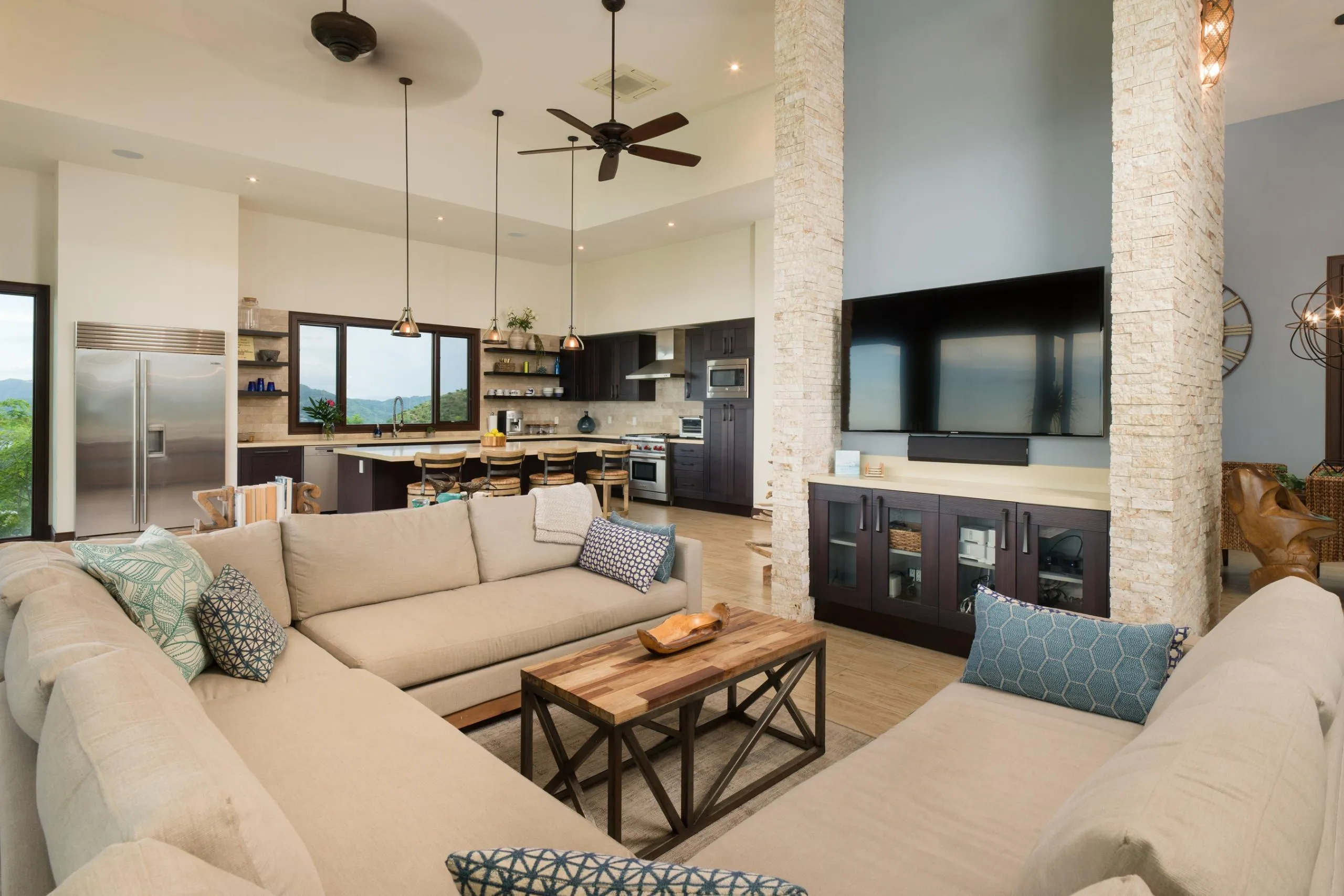 Majestic Oceanview Villa with Infinity Pool, Movie Theater, and Game Room — photograph 9