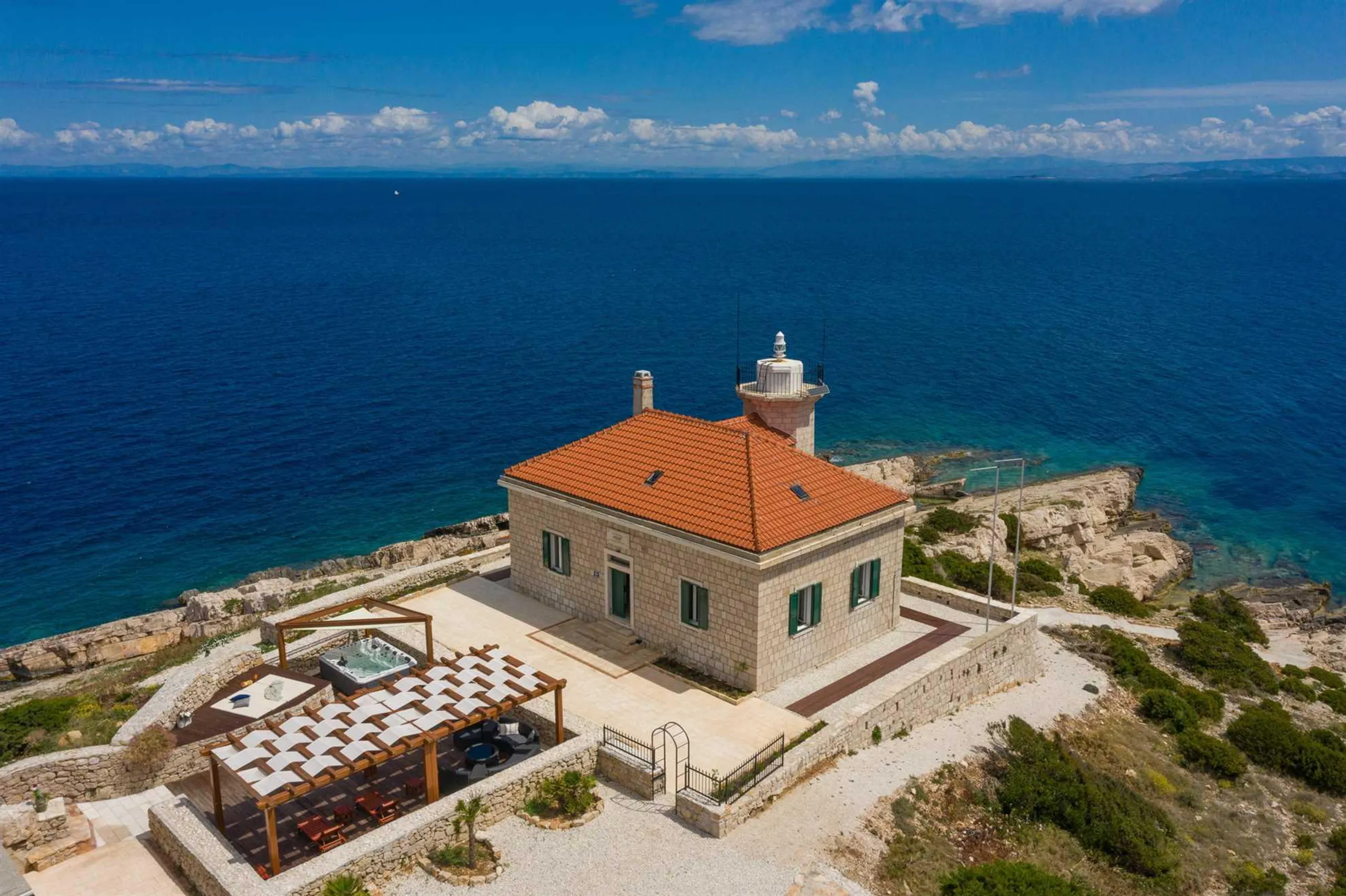 Historic Villa with Lighthouse and Jacuzzi on Host Island — photograph 3