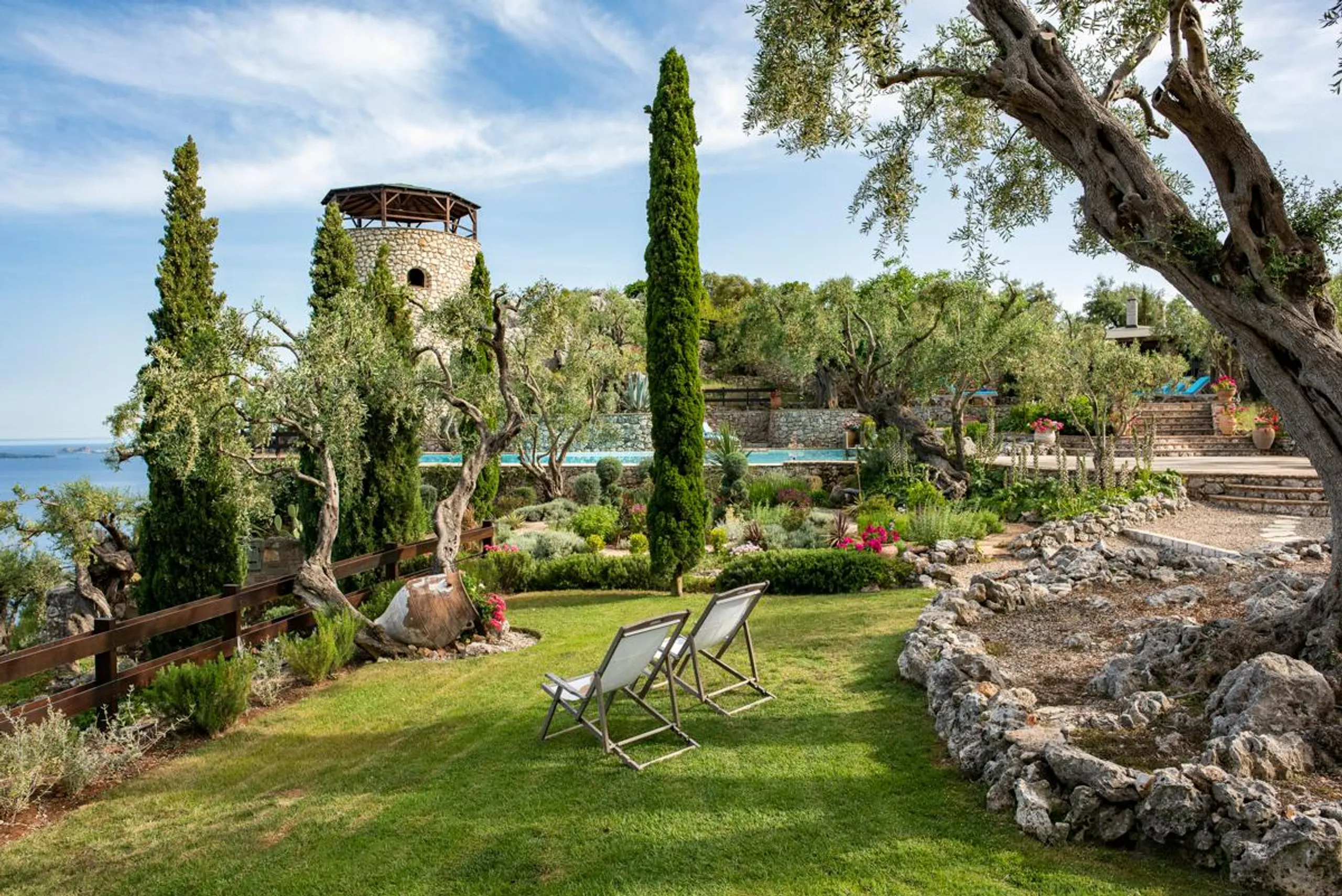 Enchanting Contemporary Villa with Infinity Pool and Dazzling Coastline Views — photograph 10
