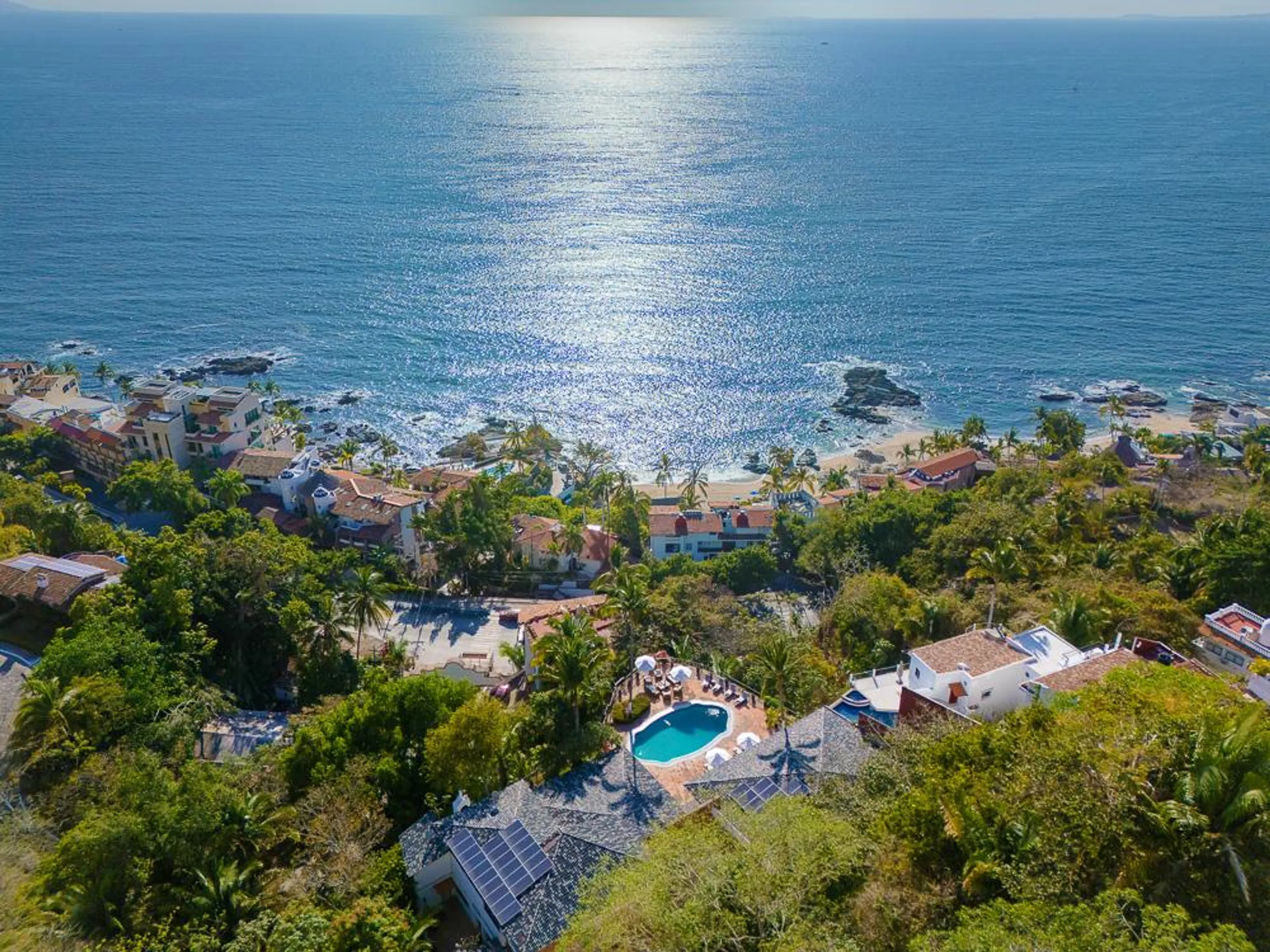 Mid-Century Modern Villa with Pool and Ocean Views — photograph 5