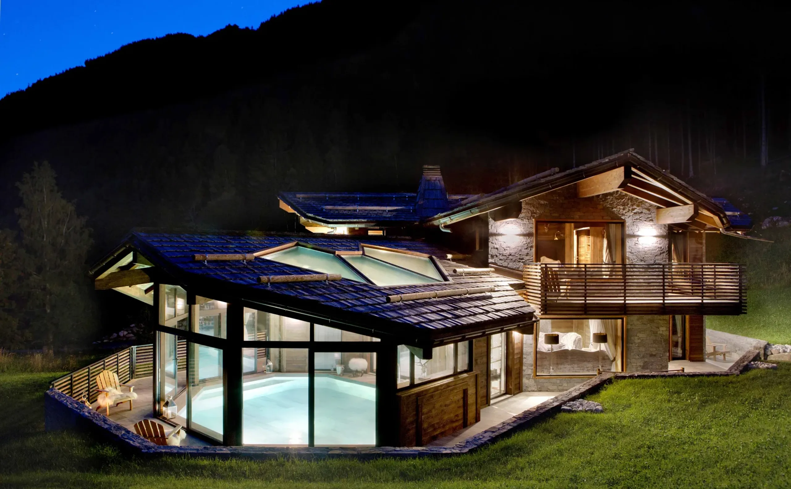 Chic Architecturally Designed Chalet with Spa, Pool, & Mountain Views in Chamonix Valley — photograph 2