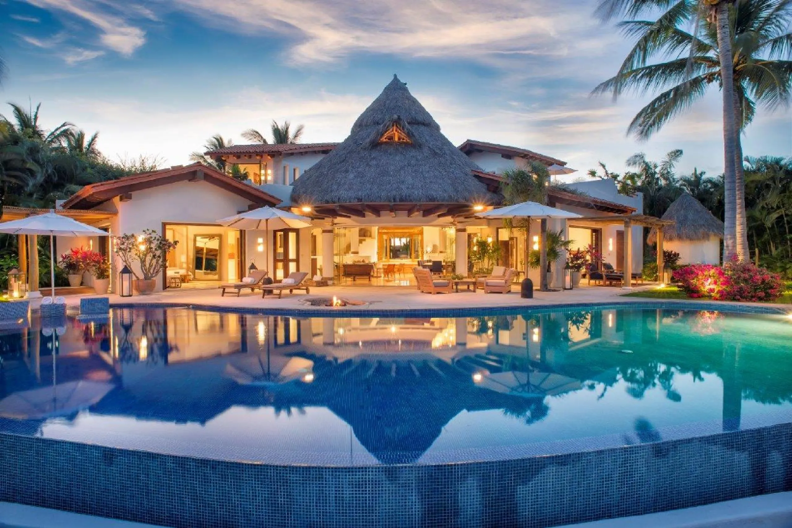Magnificent Fully Staffed Luxury Beachfront Punta Mita Estate with Infinity Pool and Ocean Views — photograph 11