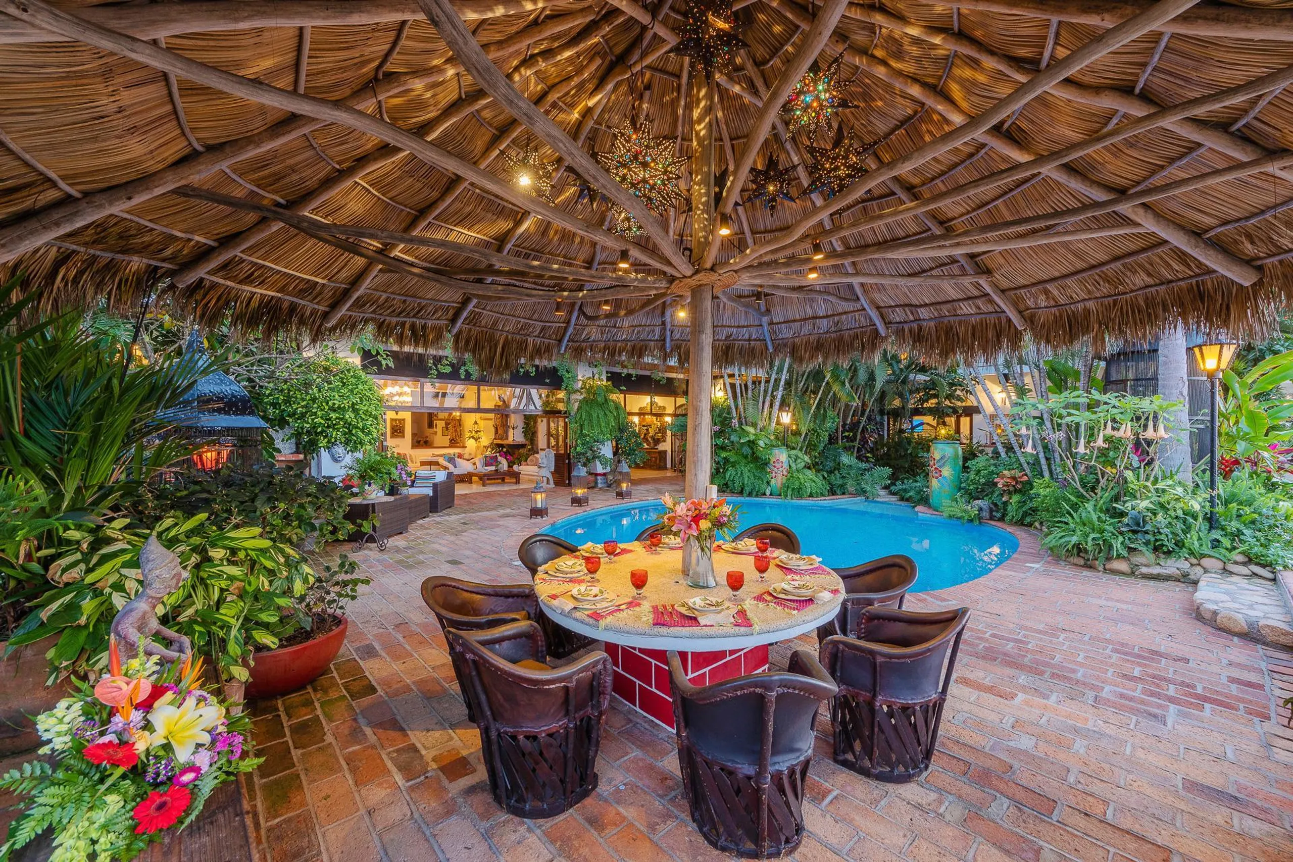 Gorgeous Beachfront Hacienda with Private Pool and Lush Tropic Grounds — photograph 6