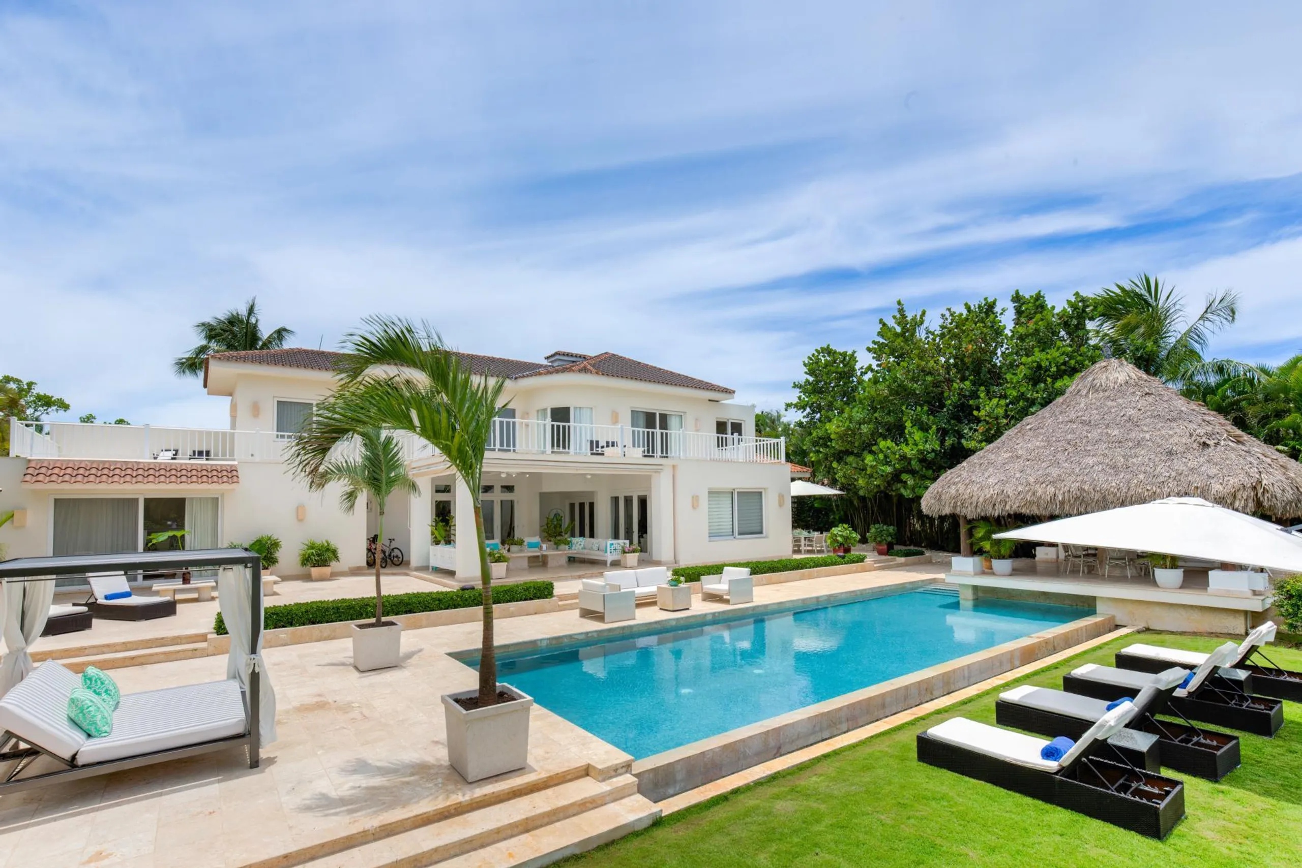Exquisite Eight Bedroom Villa with Private Pool Overlooking Caribbean Golf Course — photograph 2