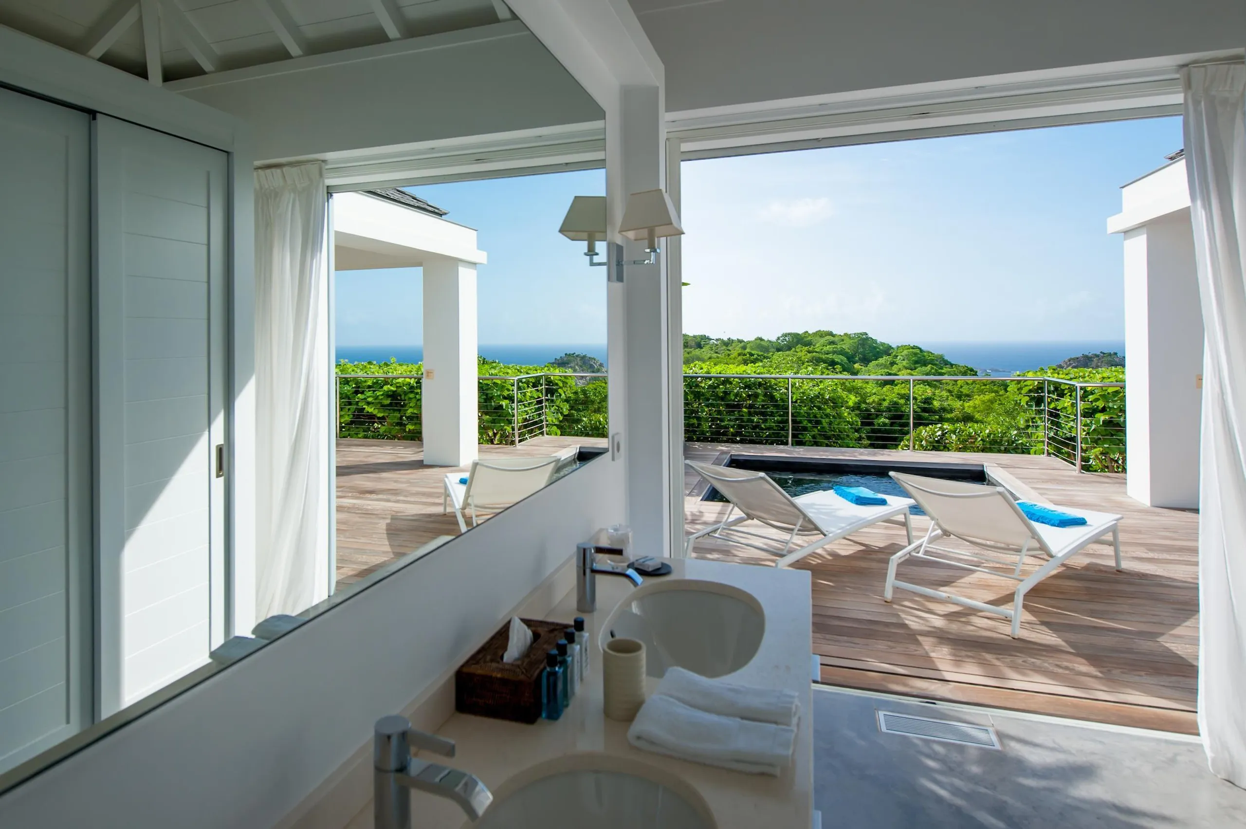 Exquisite Seaside Villa with Private Pool and Home Gym — photograph 7