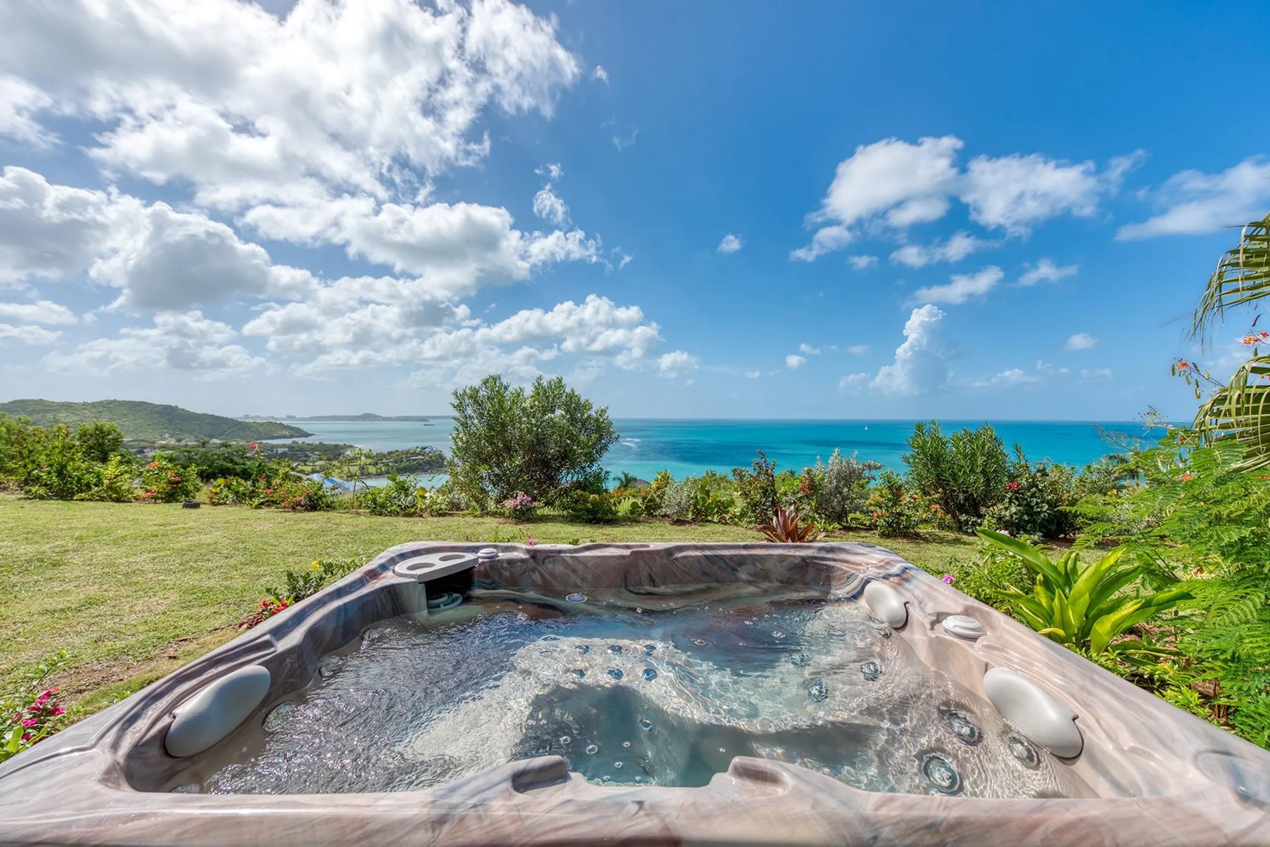 Modern Contemporary Villa with Infinity Pool and Panoramic Ocean Views — photograph 11