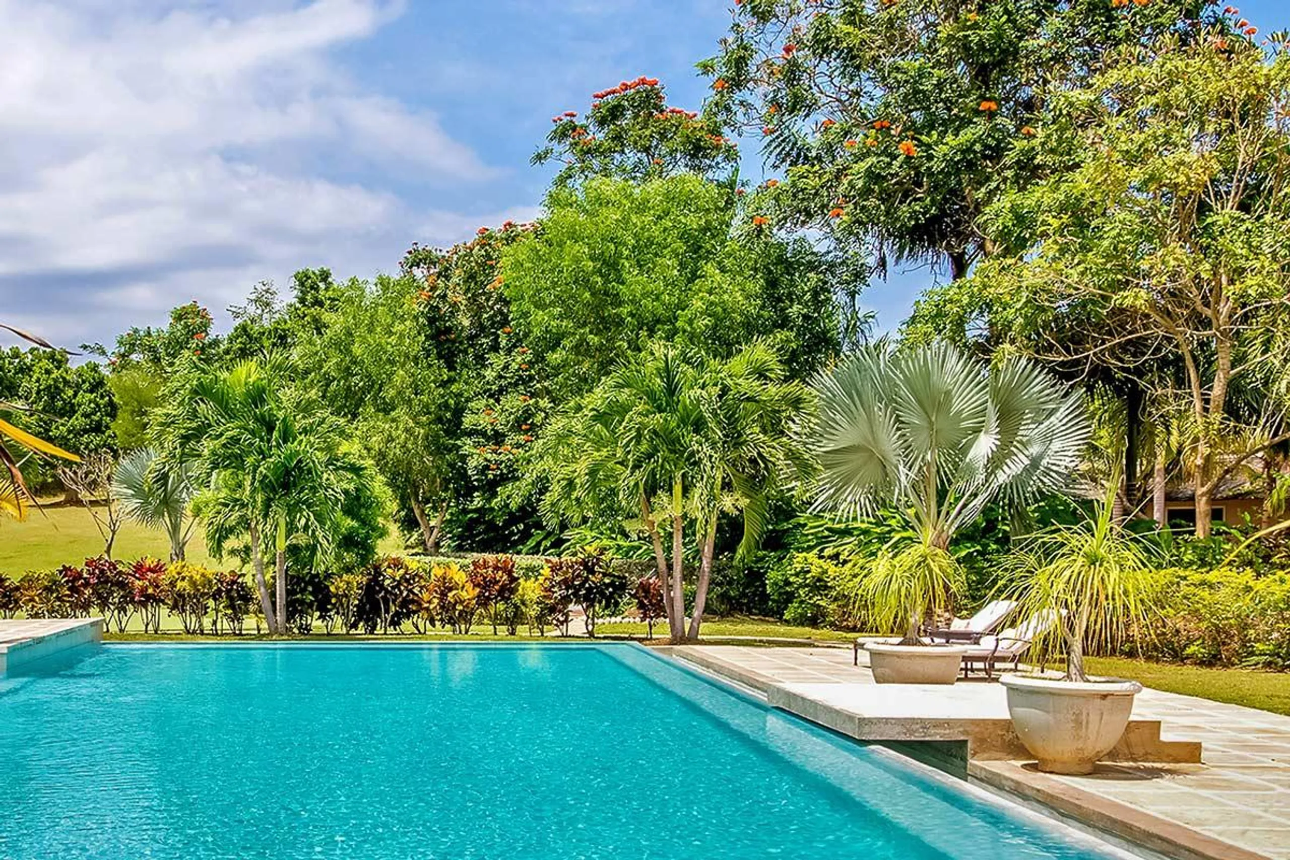 Charming Tropical Retreat in Sandy Bay with Private Pool and Lush Garden Grounds — photograph 2