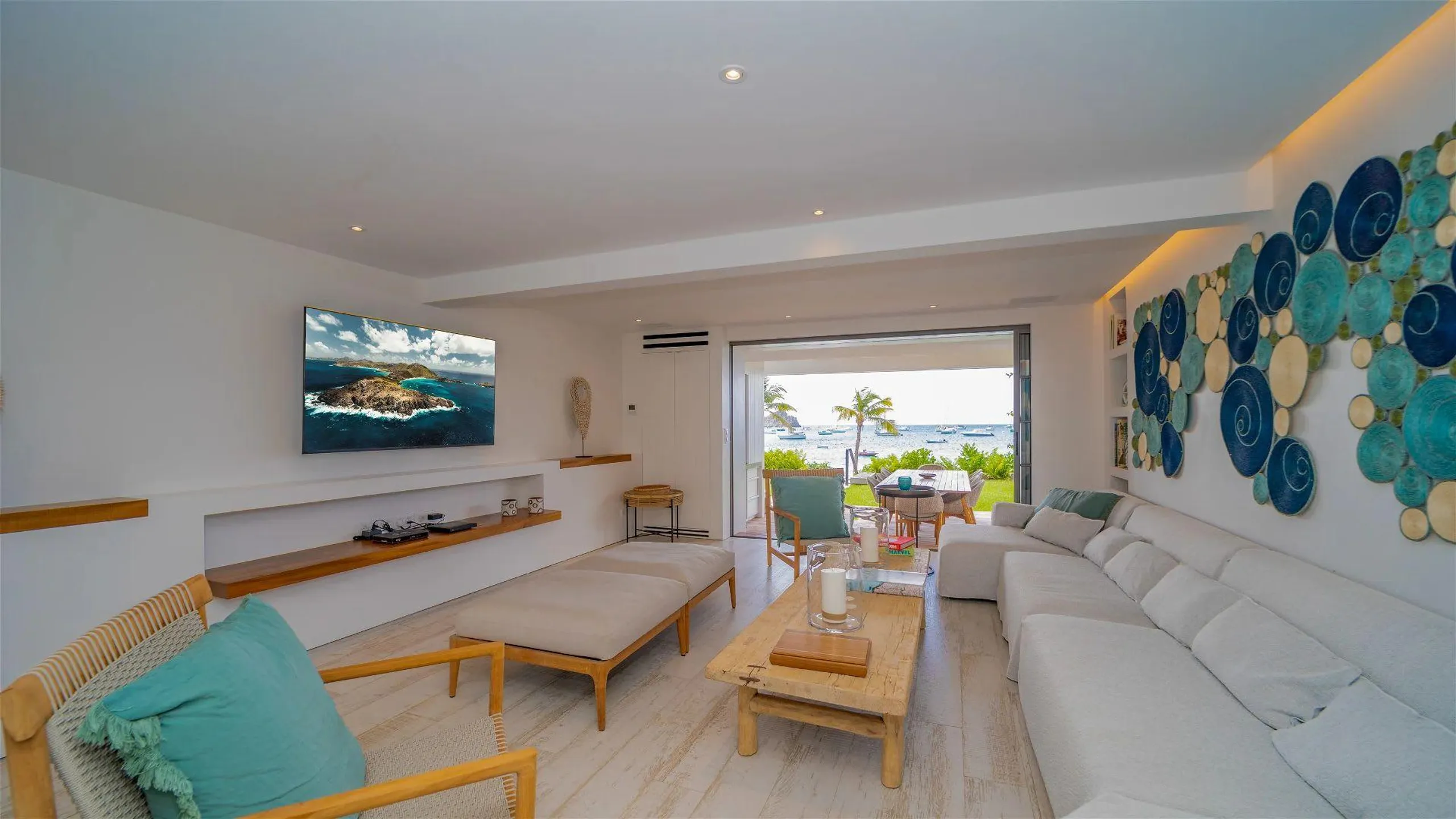 Spectacular Beachfront Villa with Pool — photograph 8