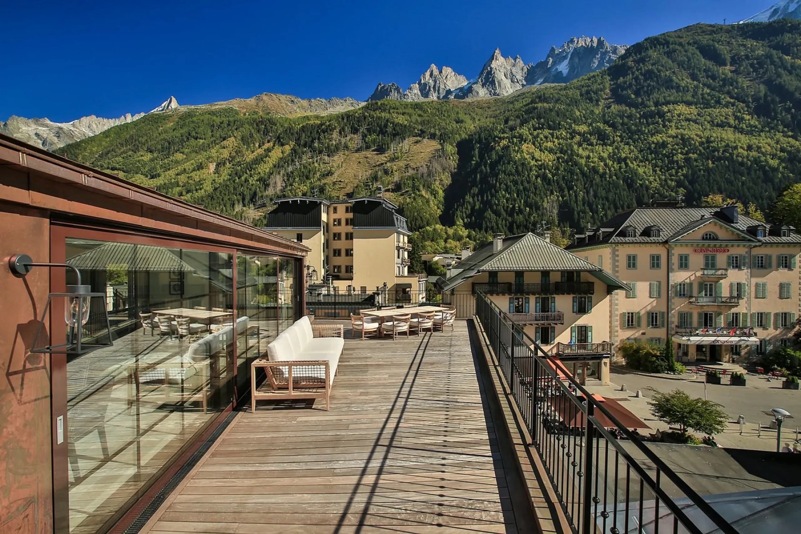 Exceptional 439m² Art Deco Penthouse in Chamonix with Roof Terrace & Mont Blanc Panorama — photograph 4