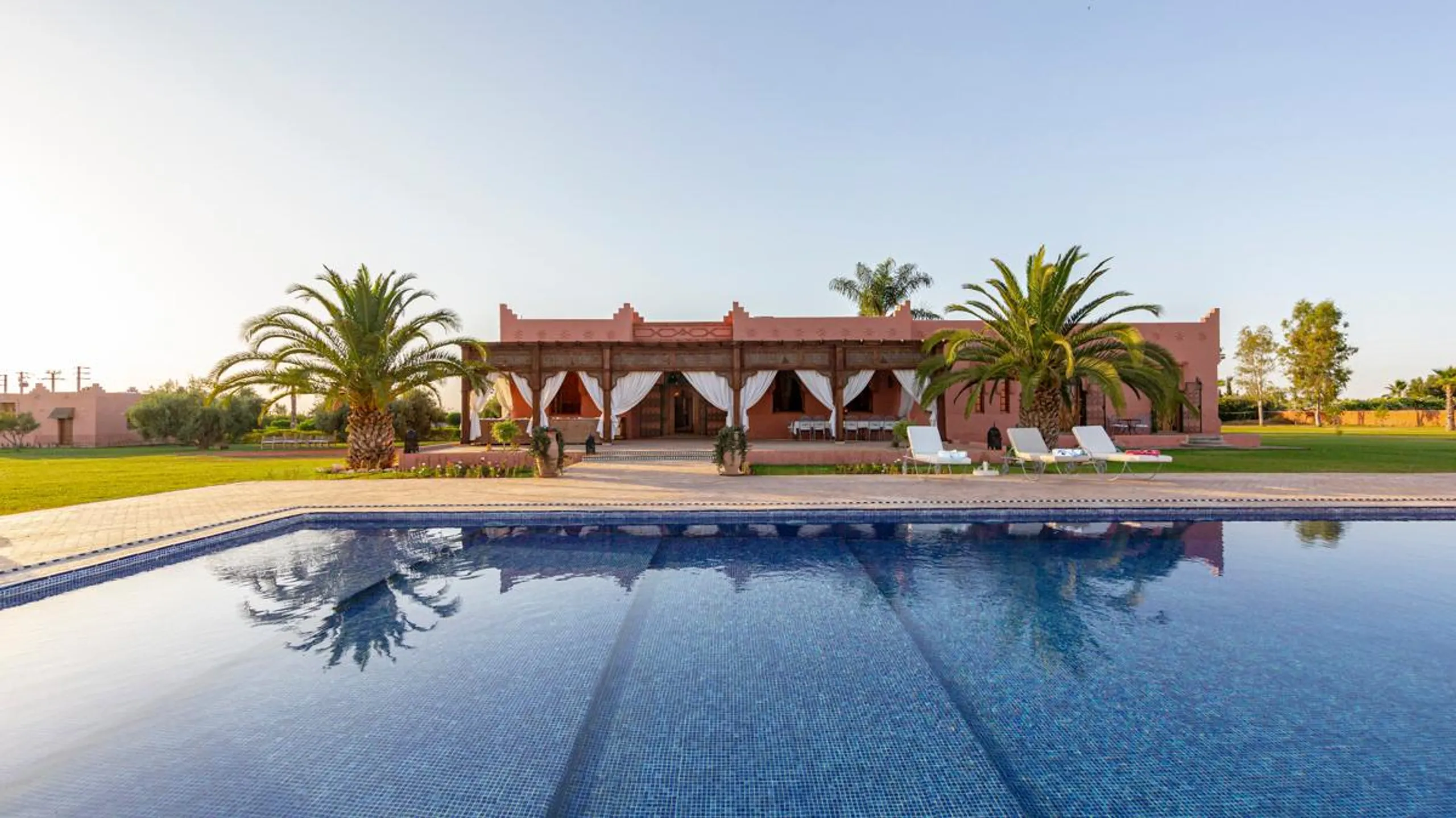Sophisticated Villa with Private Pool and Breathtaking Atlas Mountains, Sidi Abdallah Ghiat