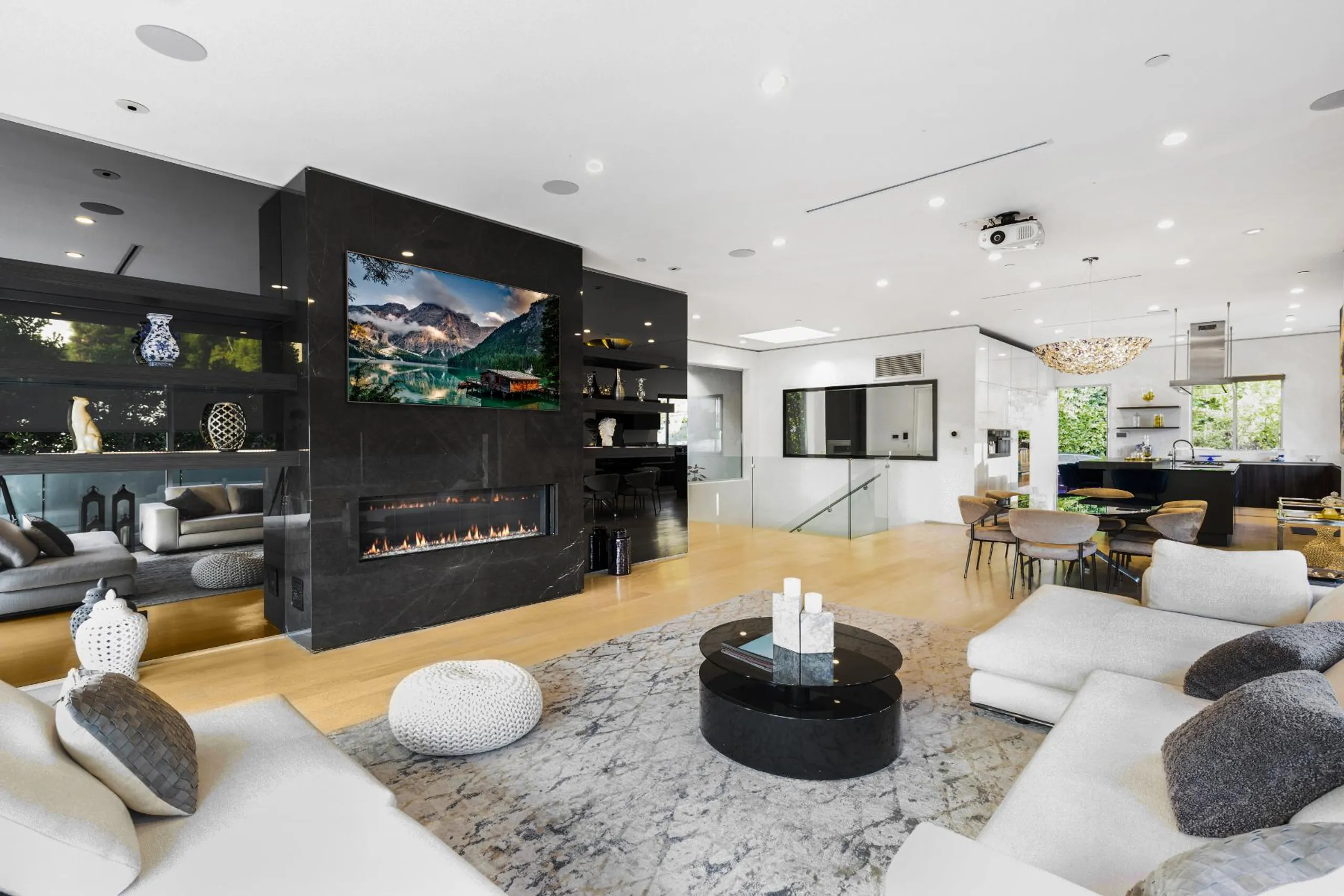Modern Architectural Hollywood HIlls Estate with Infinity Pool and City Views — photograph 4