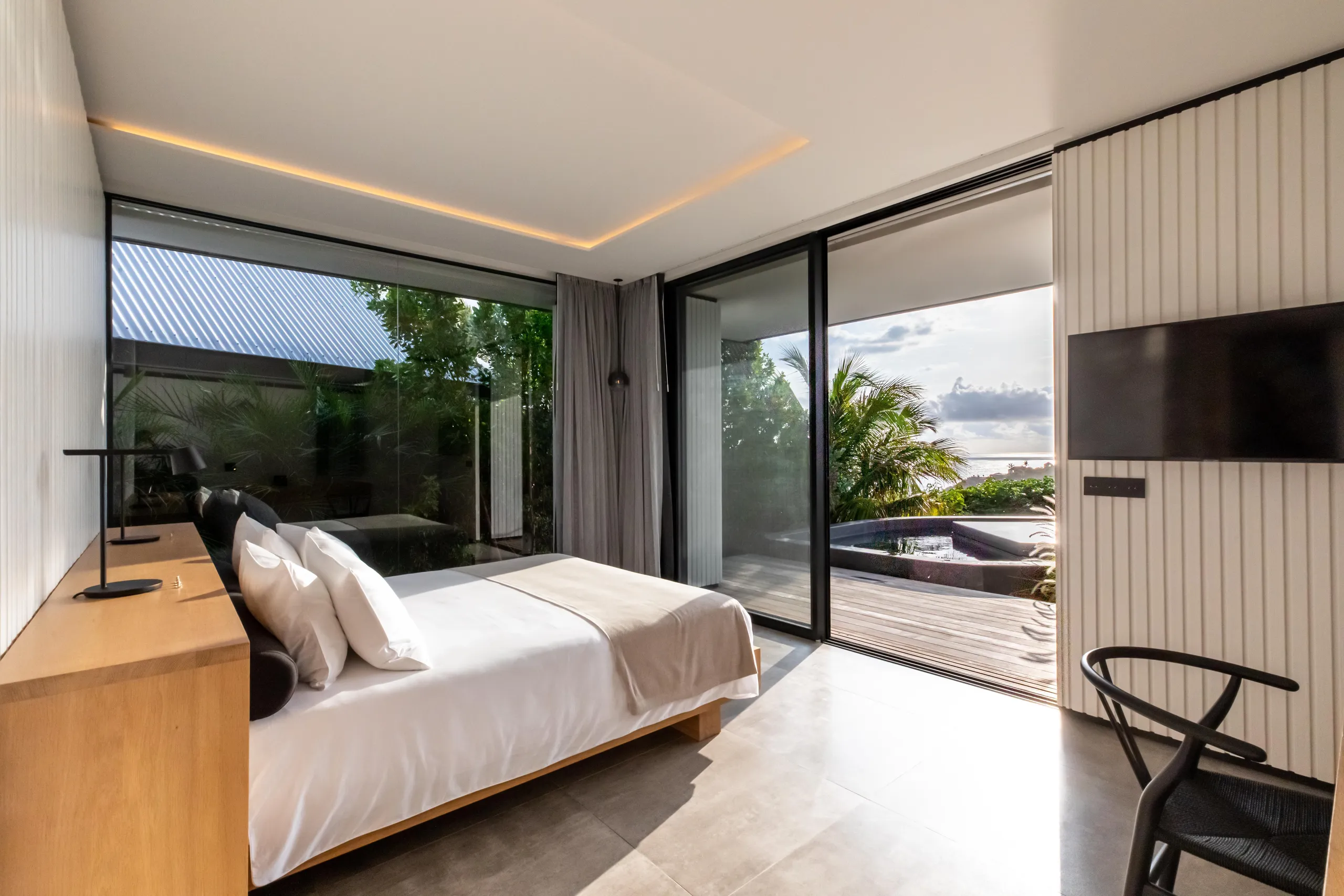 Sophisticated Oceanview Estate with Private Pool and Gourmet Kitchen — photograph 12